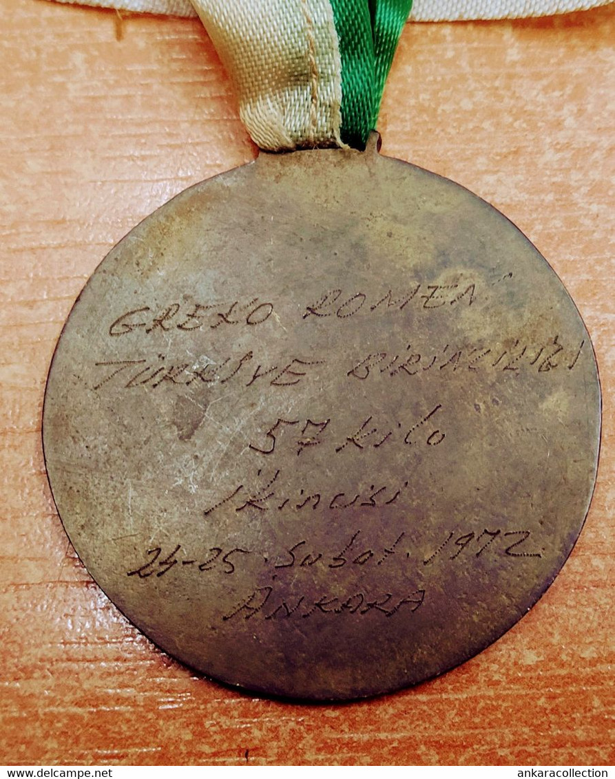 AC - SILVER MEDAL ( SECOND PLACE ) OF 57 KG OF GREKO ROMAN WRESTLING OF TURKISH CHAMPIONSHIP 24 - 25 FEBRUARY 1972 MEDA - Habillement, Souvenirs & Autres