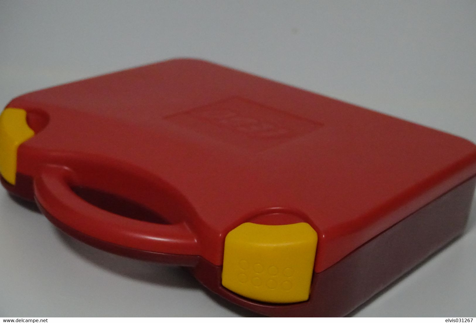 LEGO - 759528c03 - Storage Case With Rounded Corners And Red Lid, Yellow Latches - Original Lego 2015 - Vintage - Catalogi