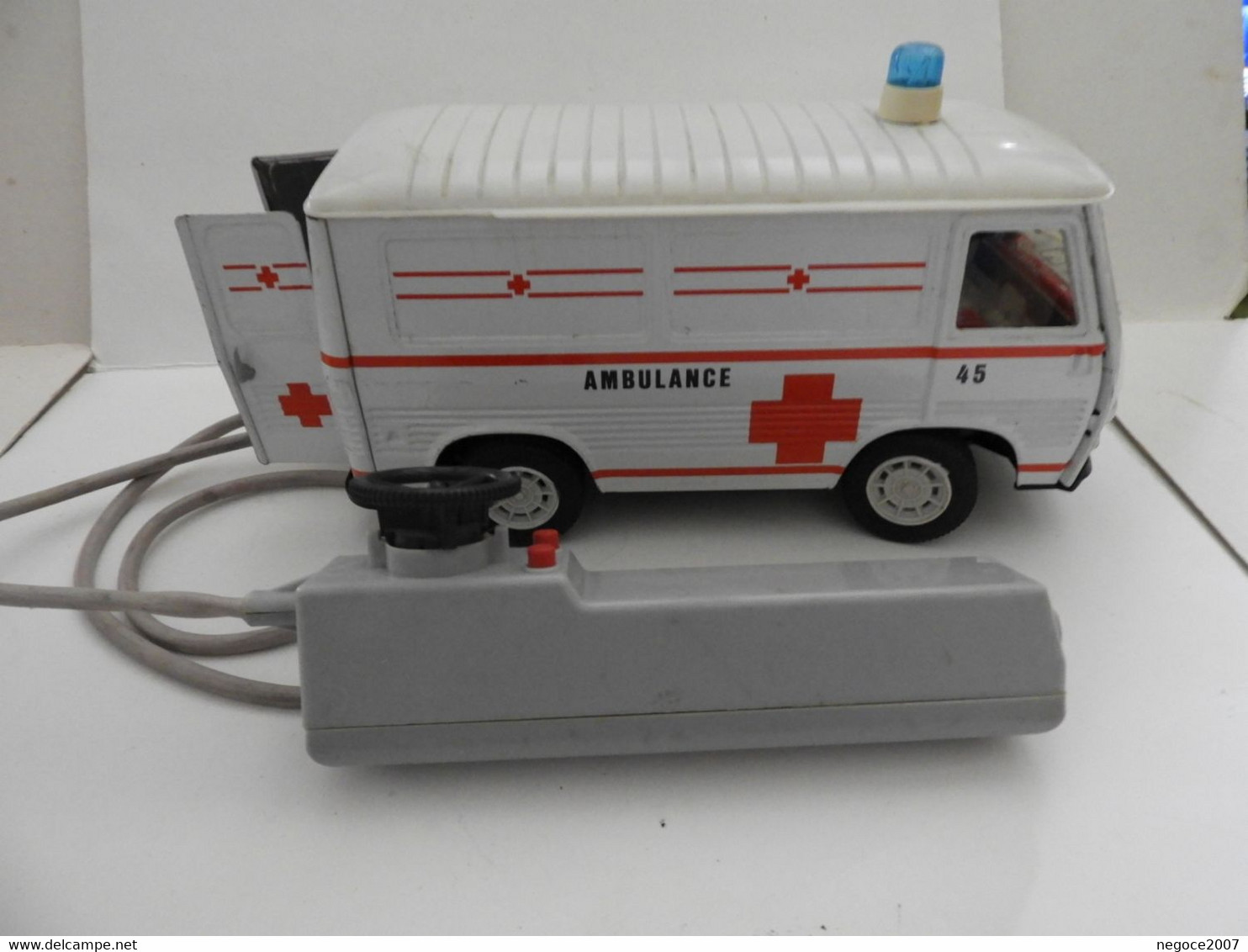 Joustra : Très Rare Peugeot J7 Ambulance Année 65/70 Télécommandé Marche Av Et Ar Gyrophare Tout Fonctionne-Superbe état - R/C Scale Models