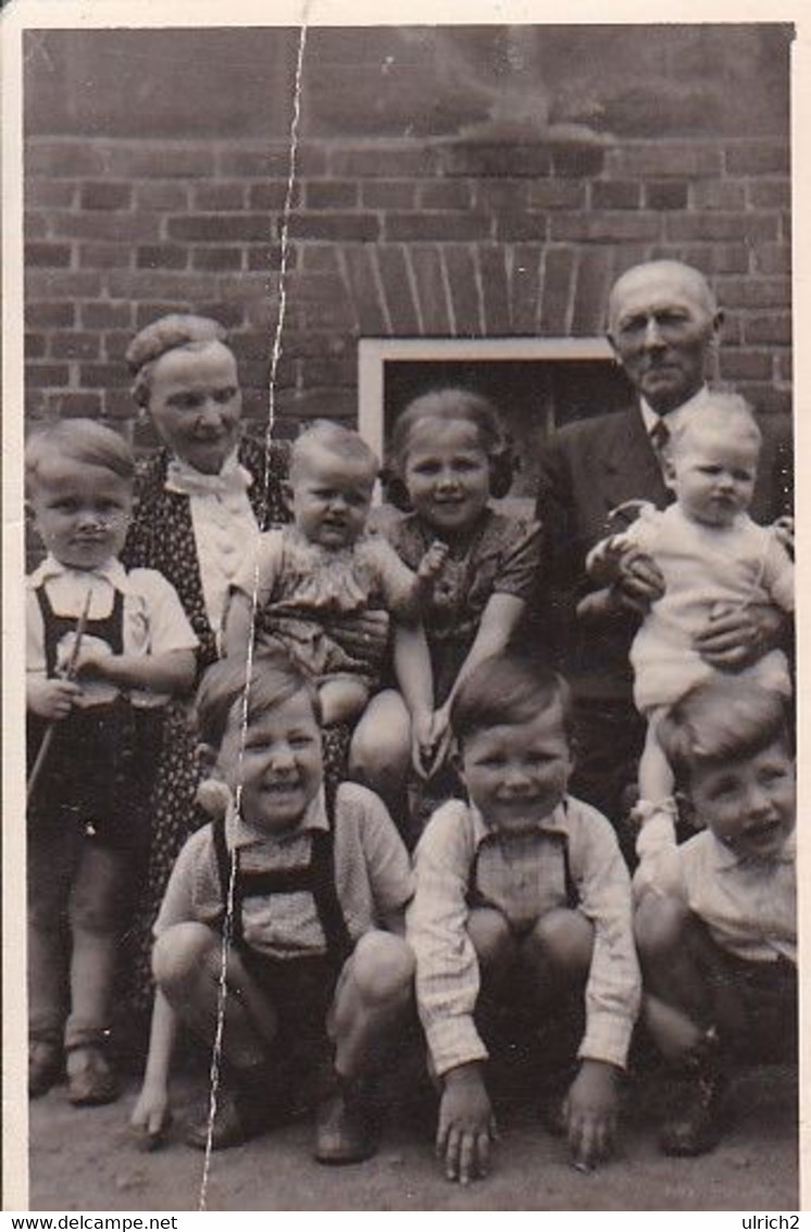 Foto Altes Ehepaar Mit Vielen Kleinkindern - 1948 - 8*5cm (53838) - Non Classés
