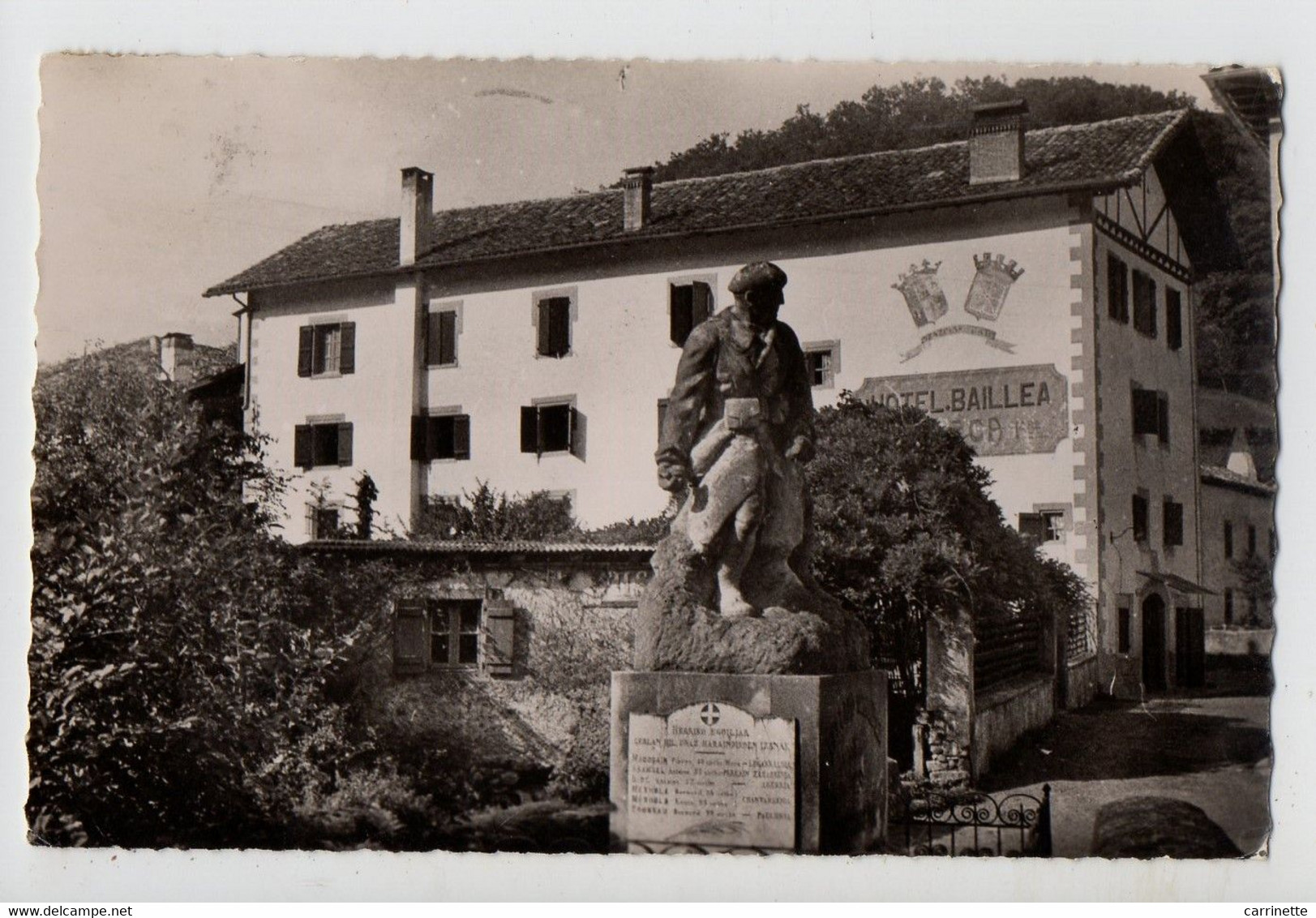 LES ALDUDES - 64 - Pays Basque - L'Hôtel Erreca Et Le Monument Aux Morts - Aldudes
