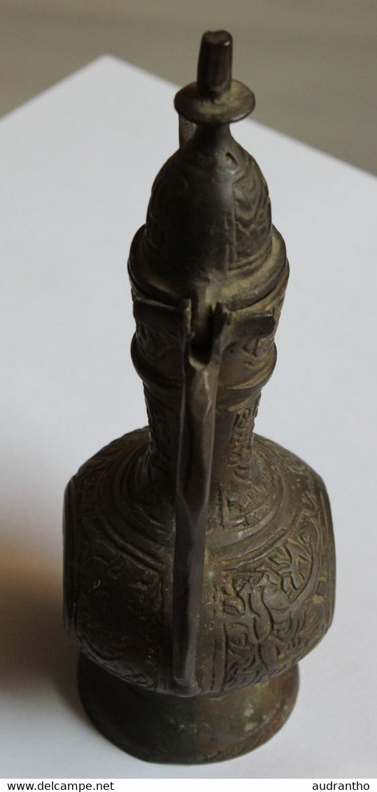 Aiguière théière orientale en bronze patine mat damasquiné long bec à pan coupé décor ciselé anse serpentifome fin 19 èm