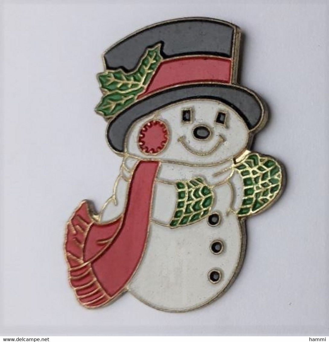 RR241 Pin's Père Noël Christmas Bonhomme Neige Avec Houx Sur Chapeau Moufles Verts Qualité EAF Achat Immédiat - Christmas