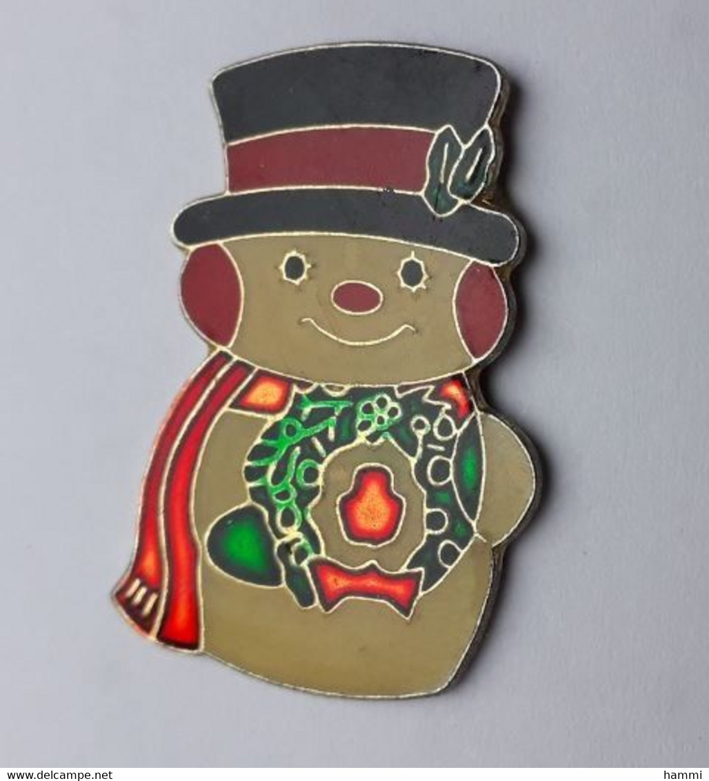 RR259 Pin's Père Noël Christmas Bonhomme Neige Avec Houx Sur Chapeau ET Couronne Sur Ventre Point Rouge Achat Immédiat - Noël