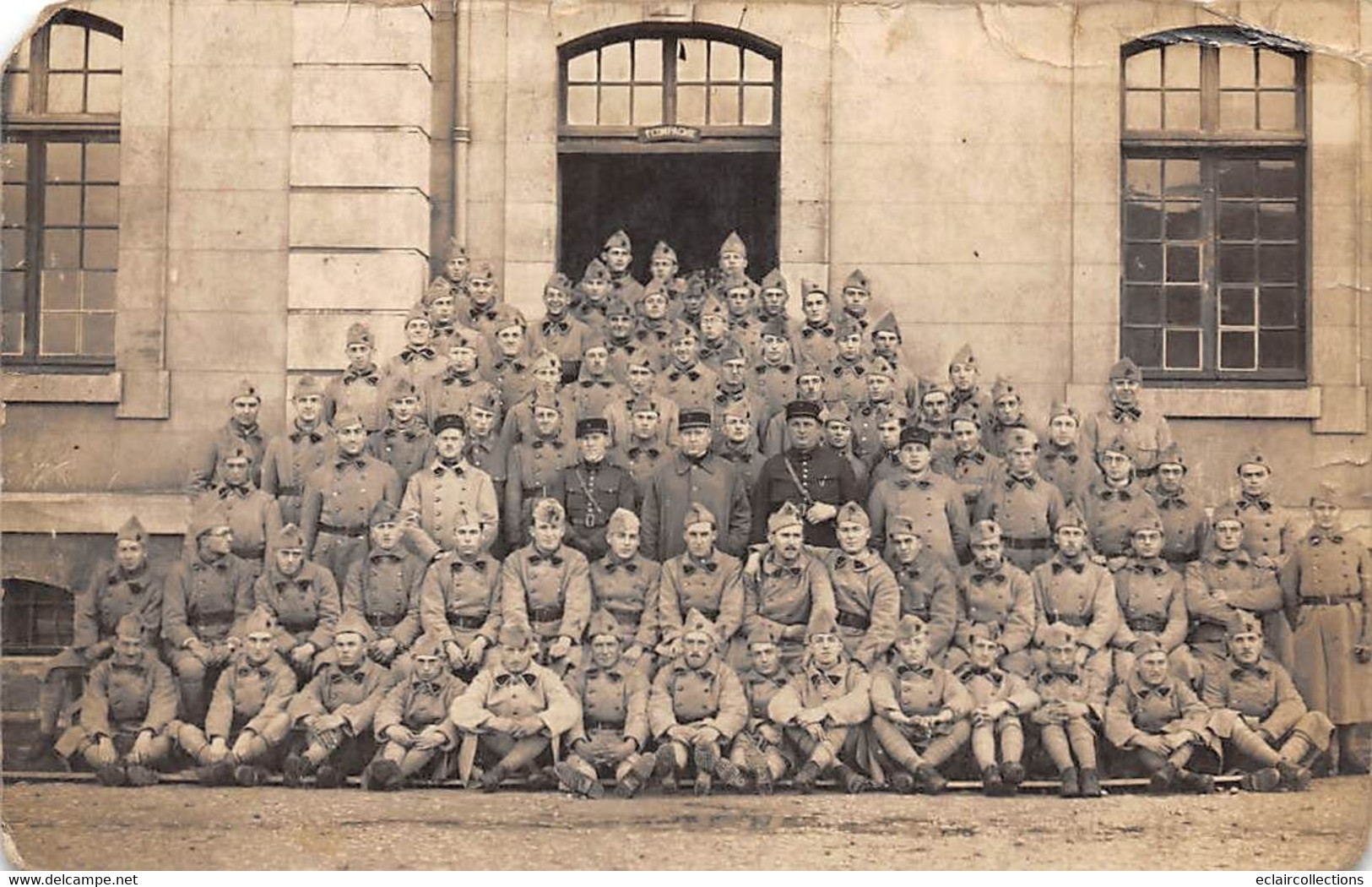 Thème. Militaria:     Caserne.  Carte Photo Non Localisée. Albert Lyon 54 Nancy  Soldats Et Officiers .-.2- (Voir Scan) - Regiments