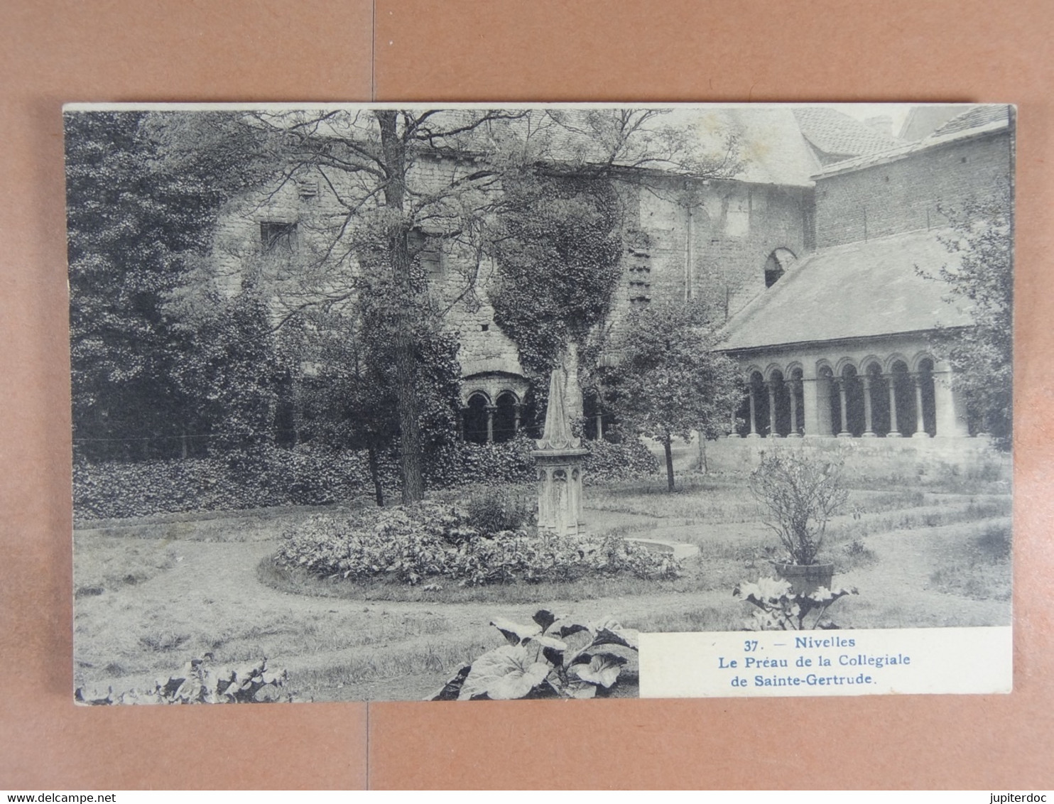 Nivelles Le Préau De La Collégiale Sainte-Gertrude - Nijvel