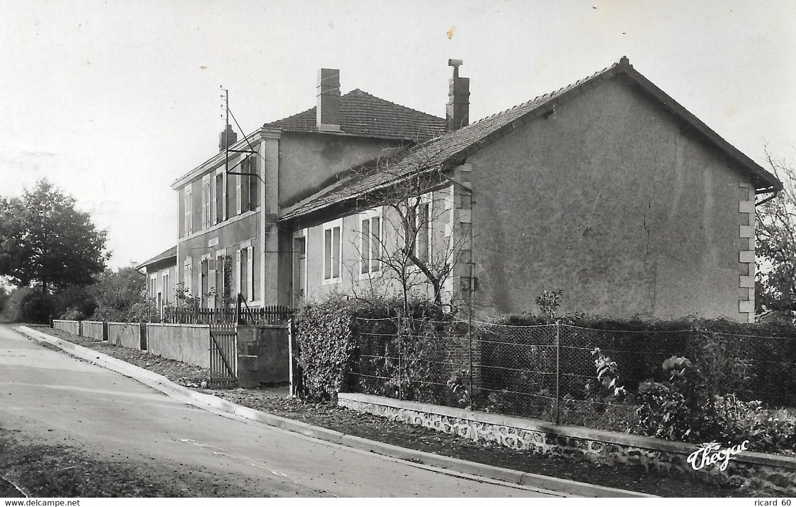 Cpa Bussières-boffy, Les écoles - Bussiere Poitevine