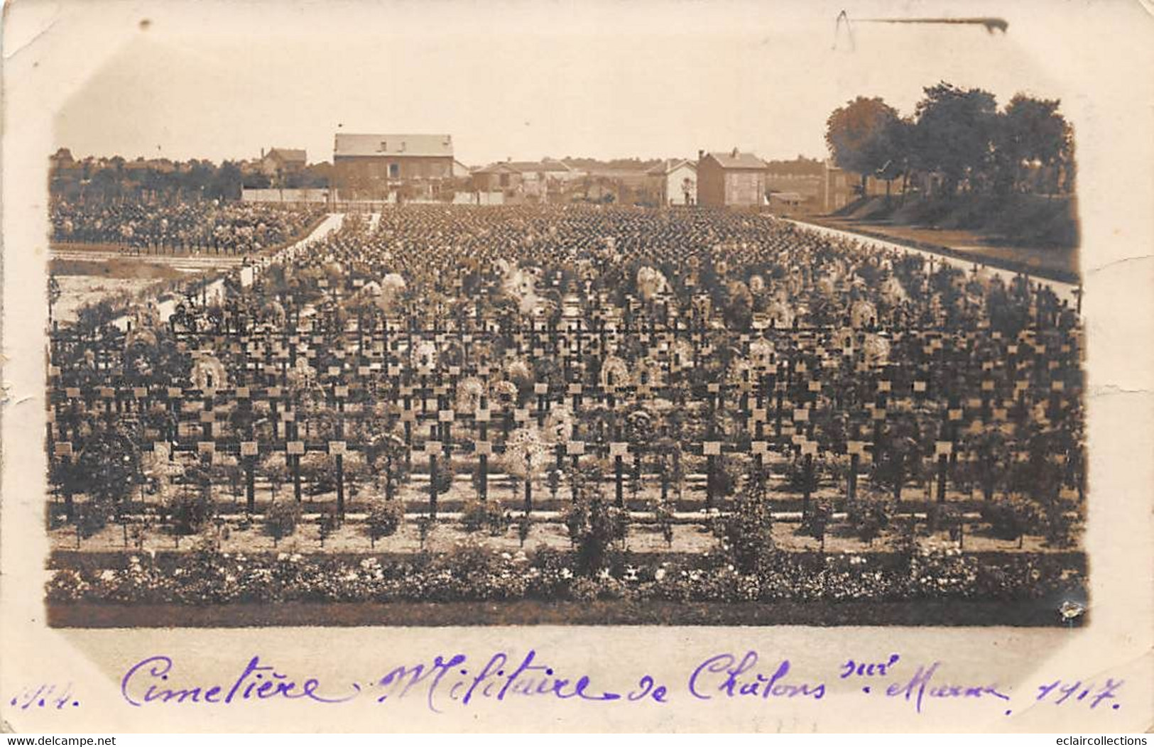 Châlons Sur Marne . Le Camp          51      Cimetière Militaire.  Carte Photo D'amateur   (voir Scan) - Camp De Châlons - Mourmelon