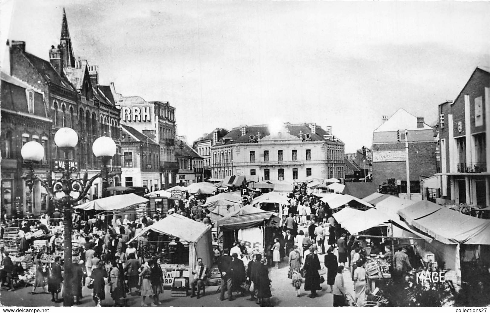 59-CAUDRY- LA PLACE DE L'HÔTEL DE VILLE JOUR DE MARCHE - Caudry