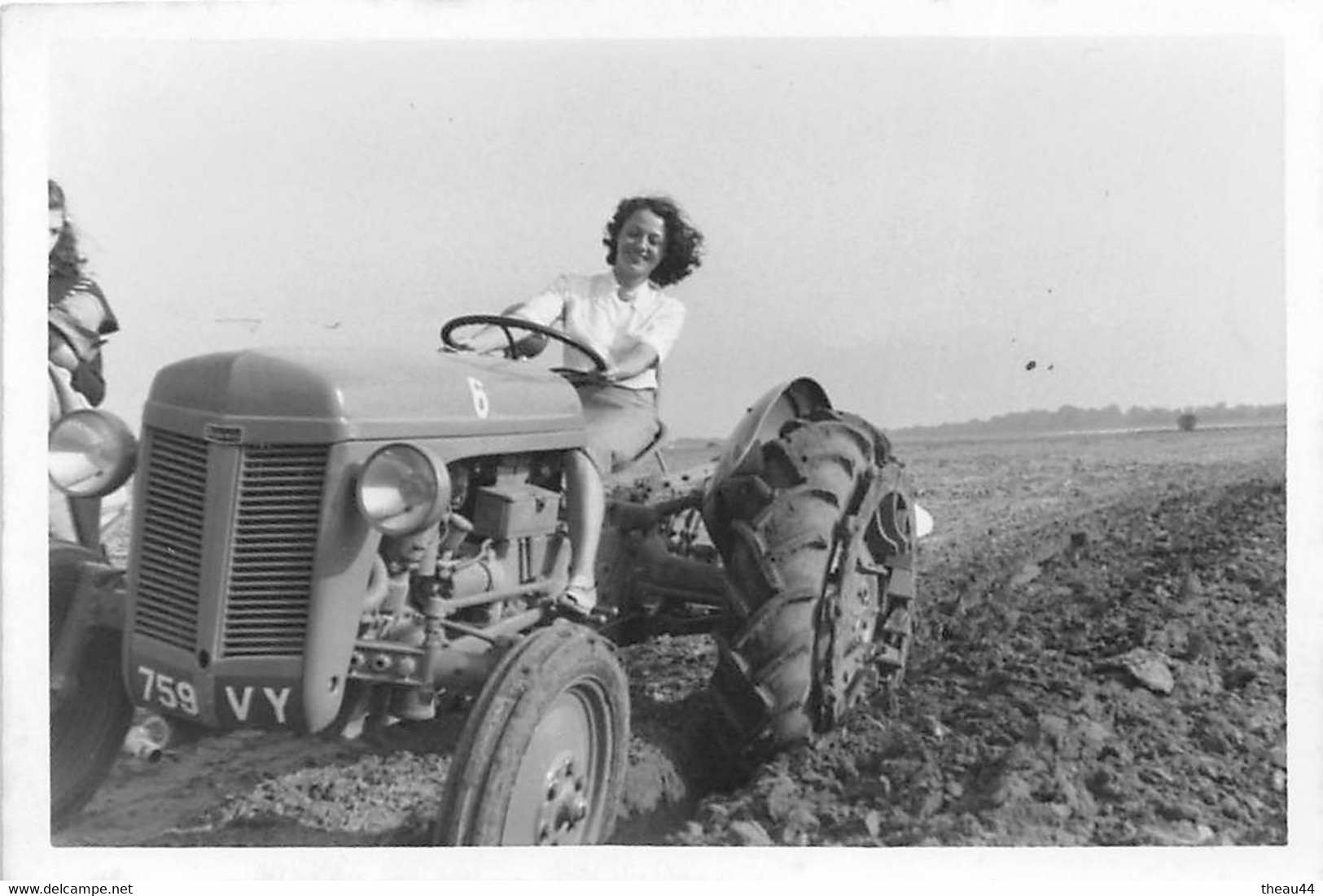 ¤¤  -    Lot De 3 Clichés D'une Femme Sur Un Tracteur  -  Agriculture   -  Voir Description   -  ¤¤ - Tractors