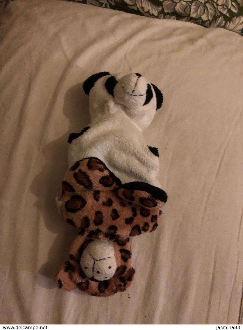 Drôle de peluche tigre et ourson en même temps