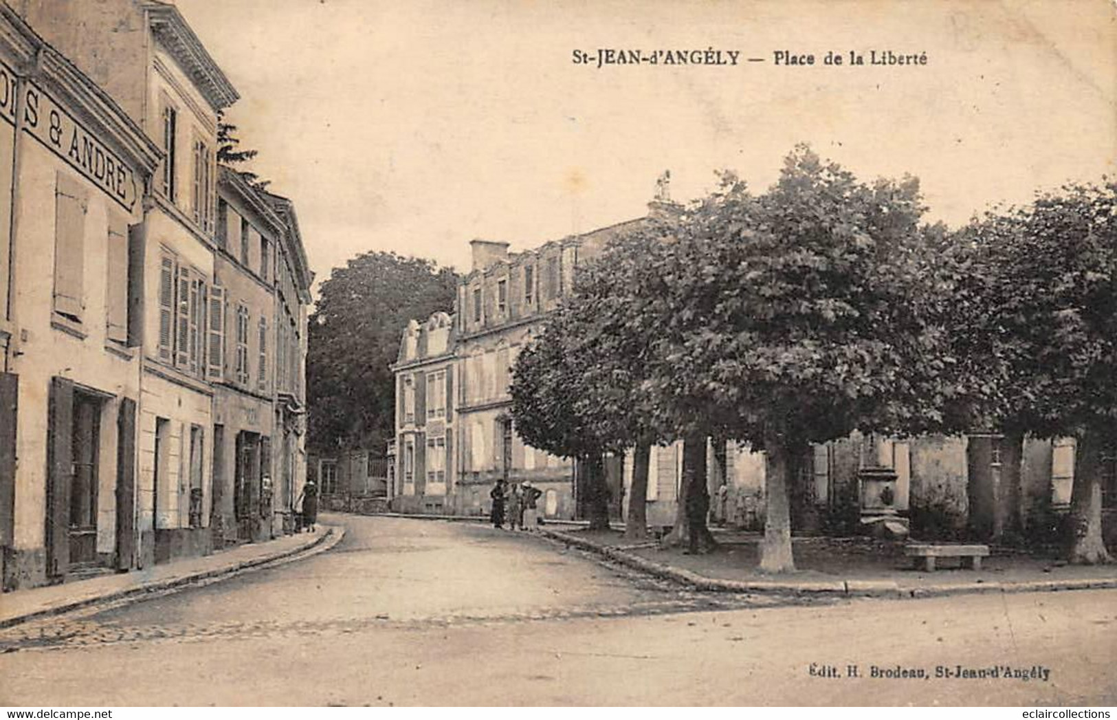 Saint Jean D'Angély           17        Place De La Liberté        (voir Scan) - Saint-Jean-d'Angely