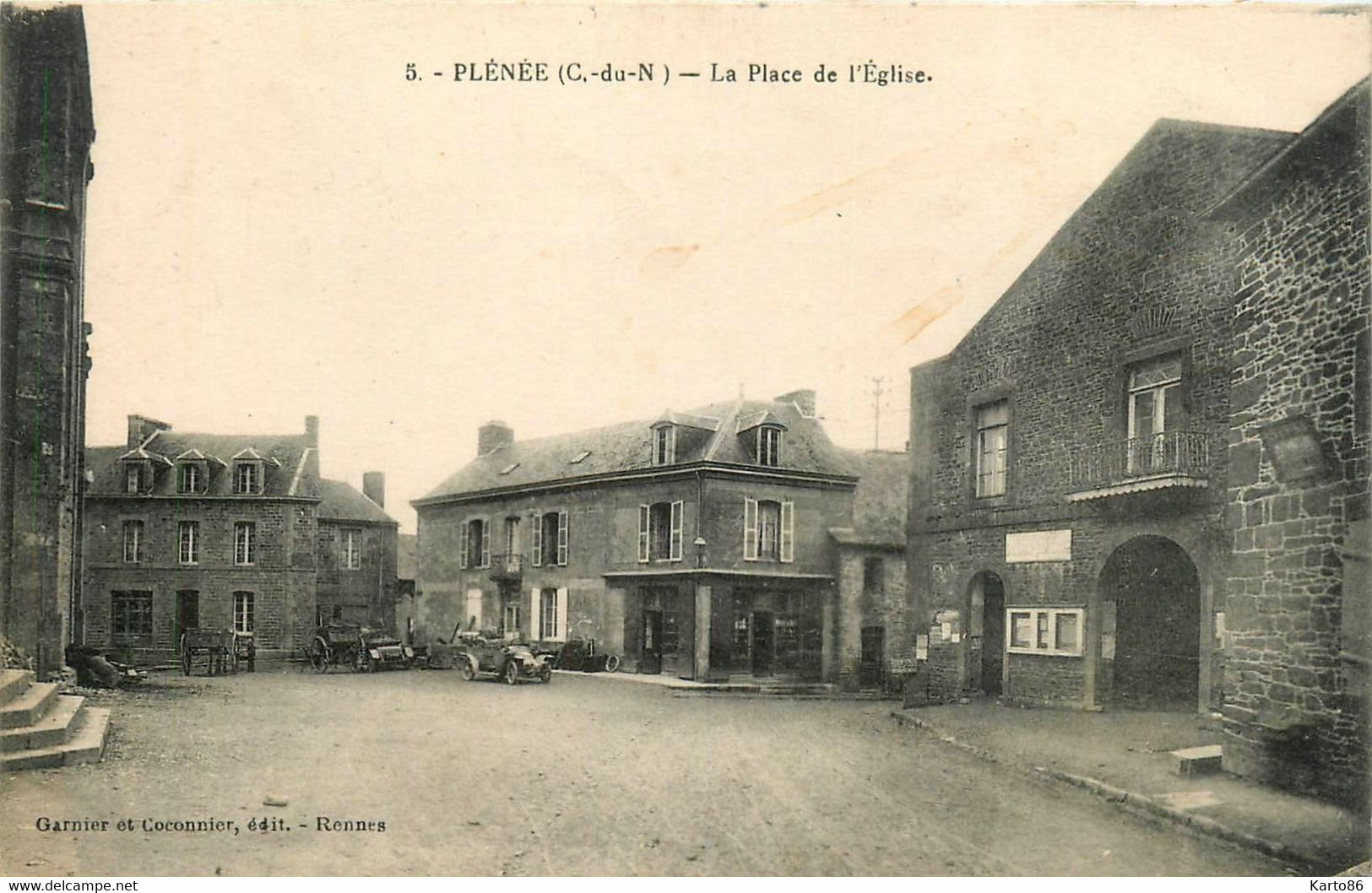 Plénée * La Place De L'église * Automobile Voiture Ancienne De Marque ? - Plénée-Jugon