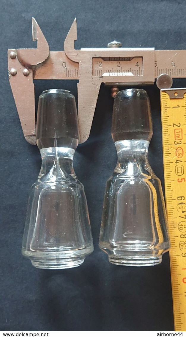 2 BOUCHONS IDENTIQUES DE CARAFE EN VERRE - Carafes