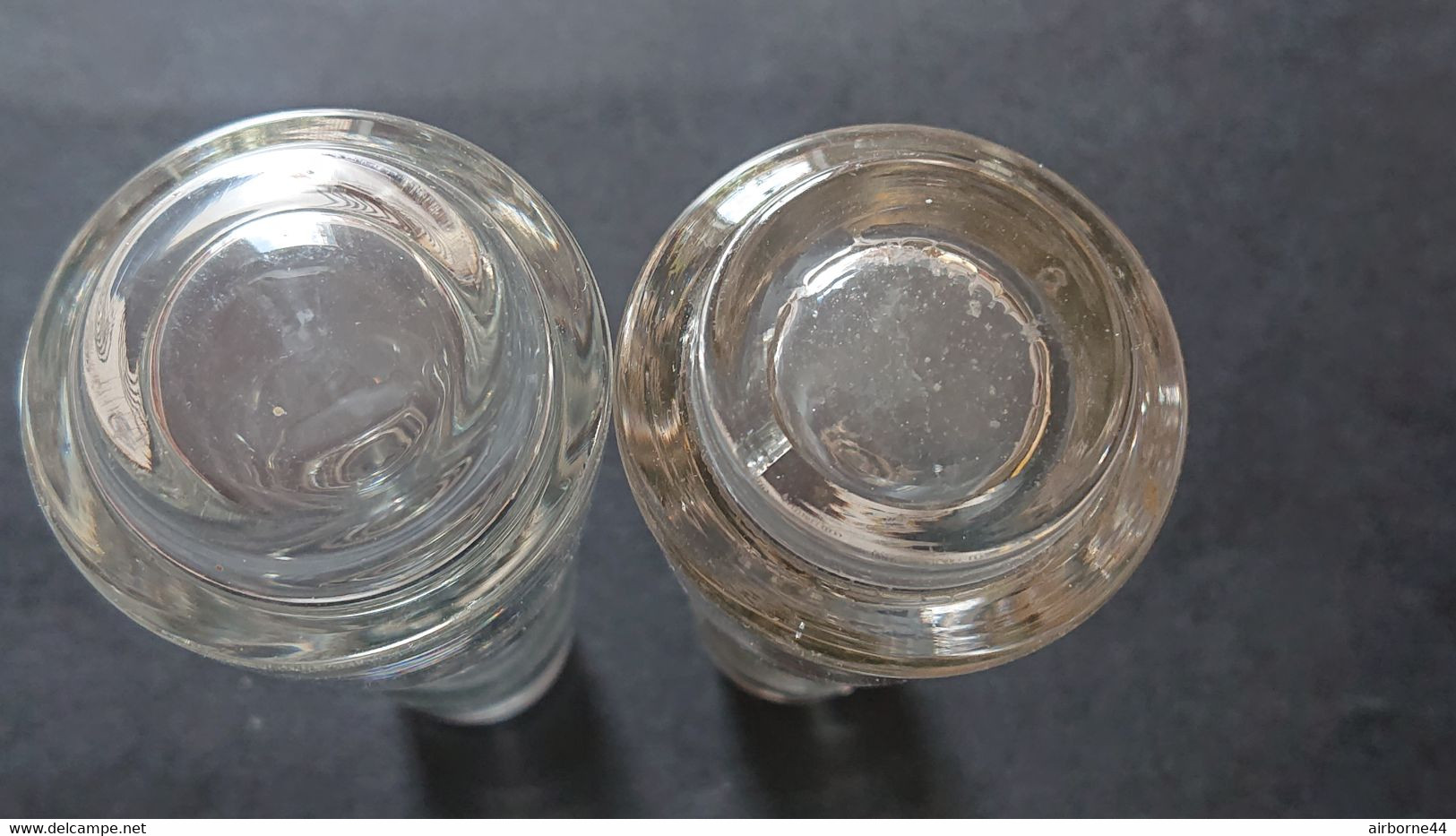 2 BOUCHONS IDENTIQUES DE CARAFE EN VERRE - Karaffen