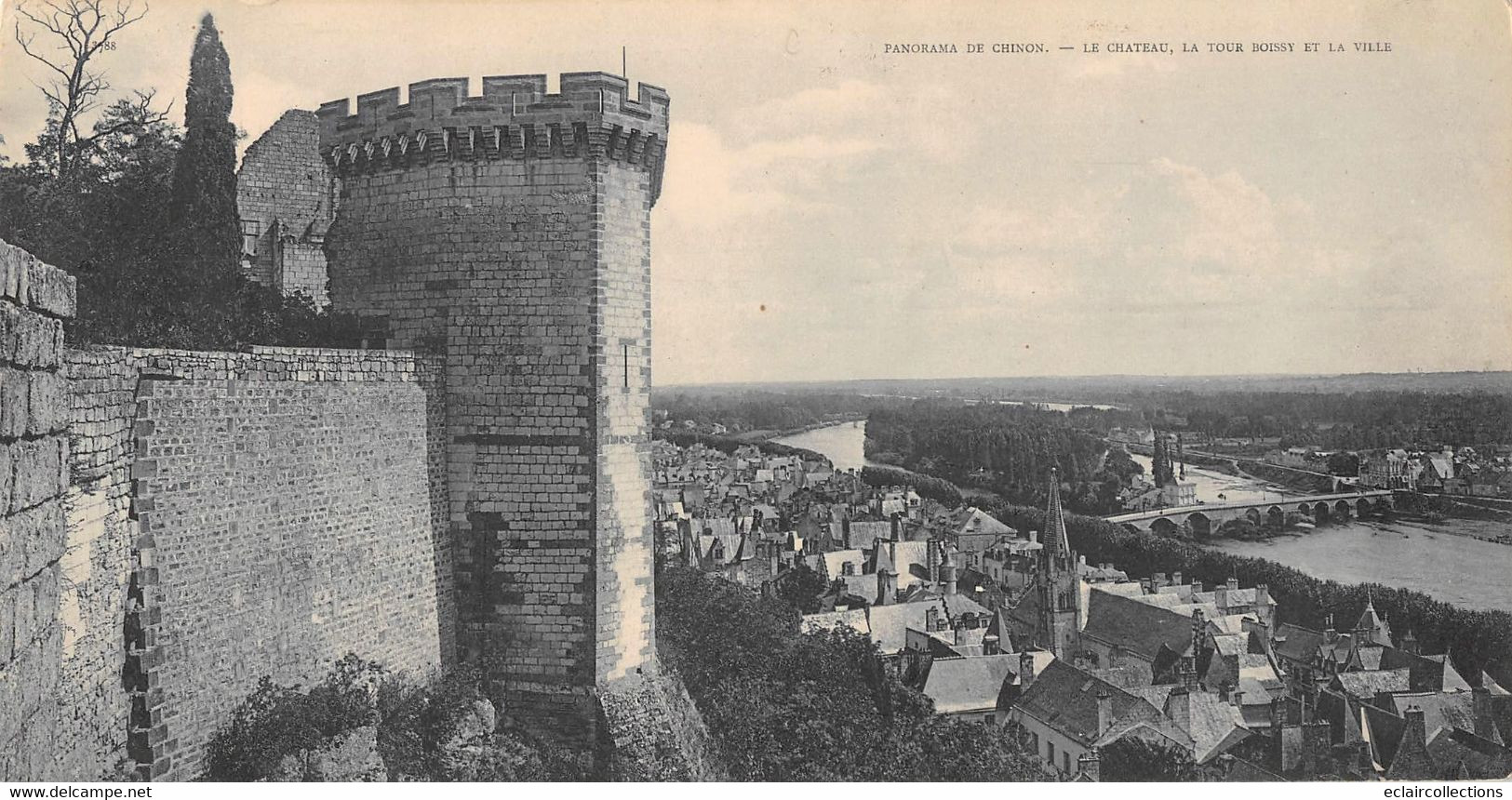 Chinon           37        Carte  Panoramique  . Château. La Tour Boissy     27.5 X 14.5   (voir Scan) - Chinon