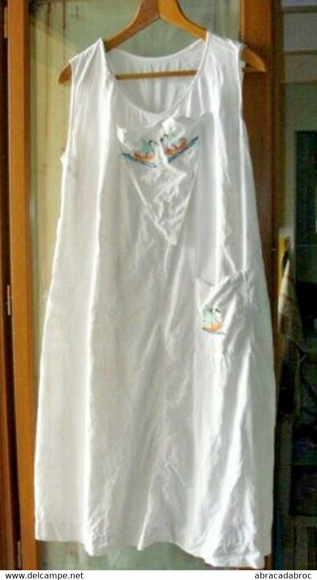 robe ancienne - tres bon etat - coton drap - avec broderies