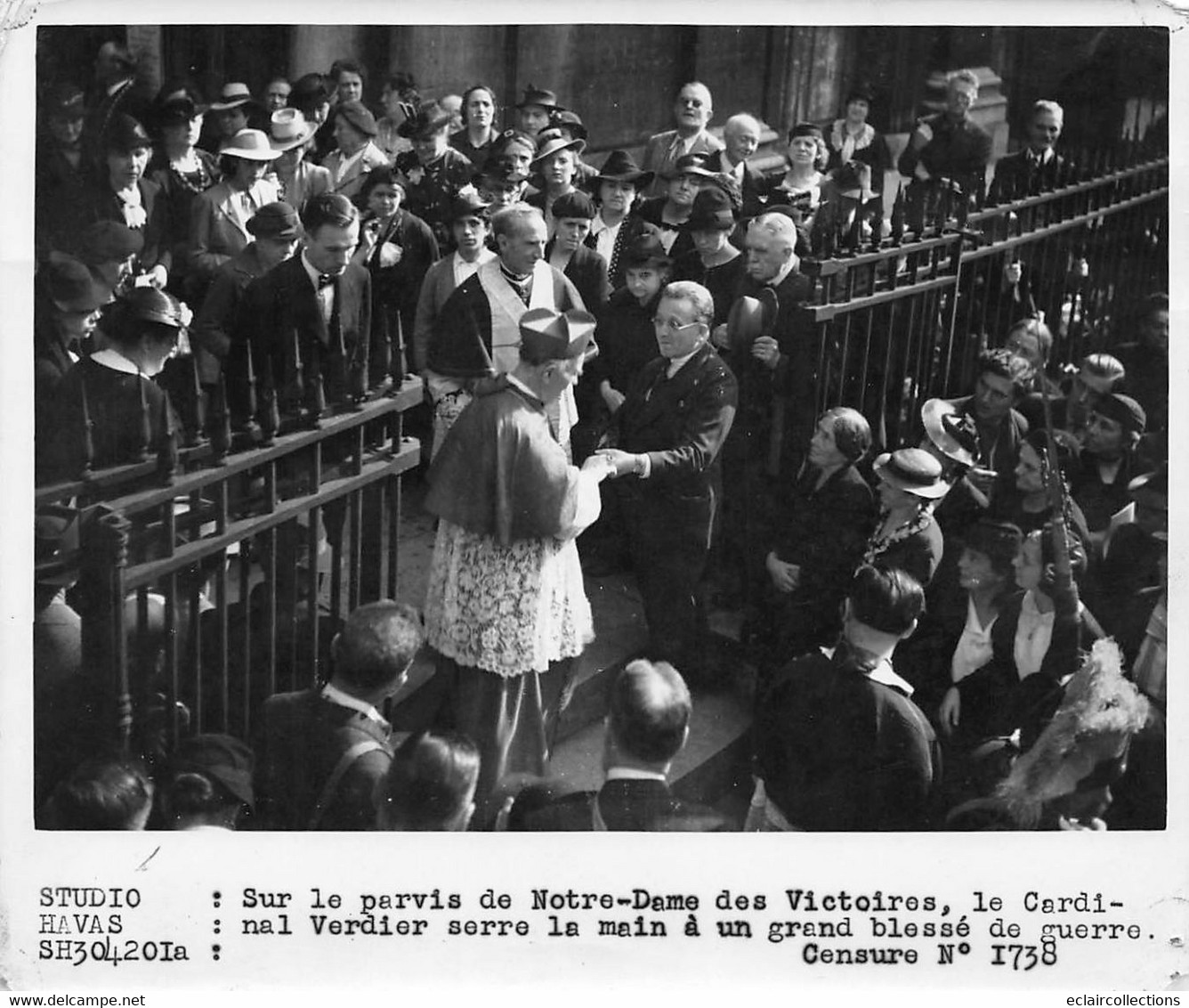 Photographie:      Parvis N.D Des Victoires Cardinal Verdier Serre La Main Des Blessés  (voir Scan Et Commentaires) - Other & Unclassified