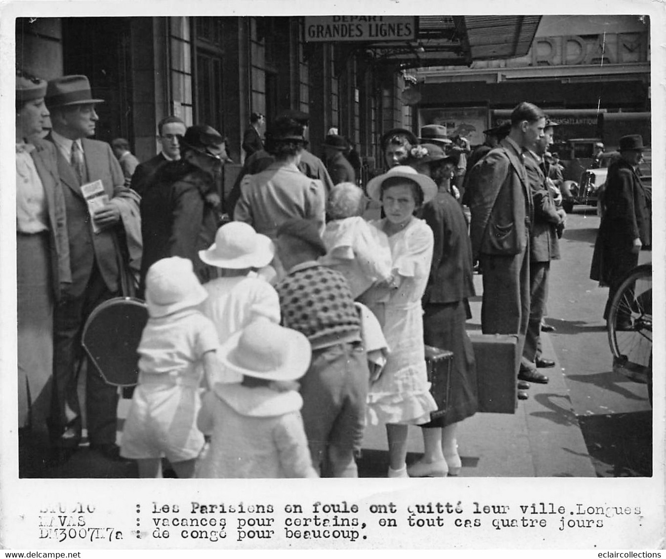 Photographie:     Foule De Parisiens  Quittent Leur Ville  Exode ??   Voir Scan Et Commentaires) - Other & Unclassified