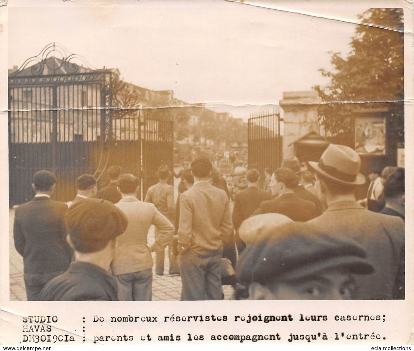 Photographie    Guerre   Réservistes Rejoignant Leurs Casernes   -  Pli -  (voir Scan Et Commentaires) - War, Military