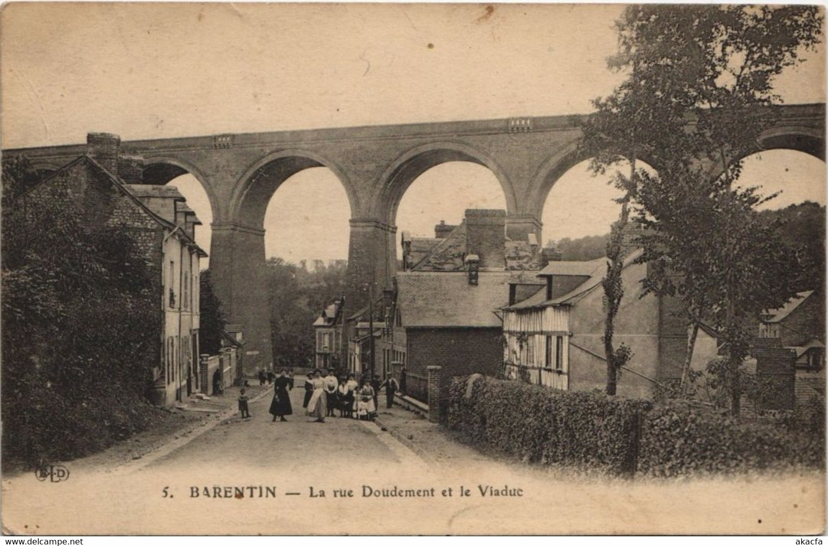 CPA BARENTON - La Rue Doudement Et Le Viaduc (149932) - Barenton