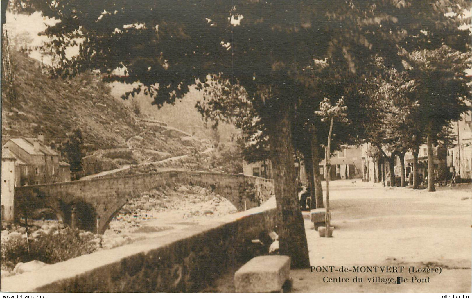 .CPA FRANCE  48 "Le Pont De Montvert, Centre Du Village, Le Pont" - Le Pont De Montvert