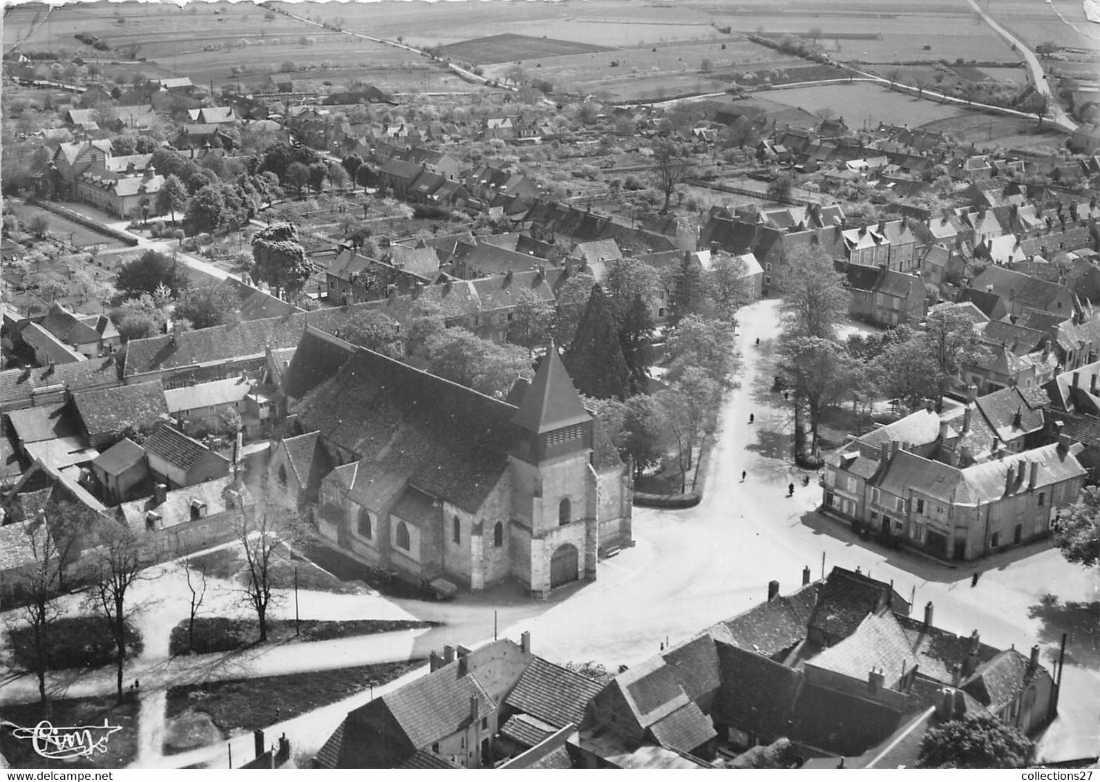 18-DUN-SUR-AURON- L'EGLISE ET LA PLACE VUE AERIENNE - Dun-sur-Auron