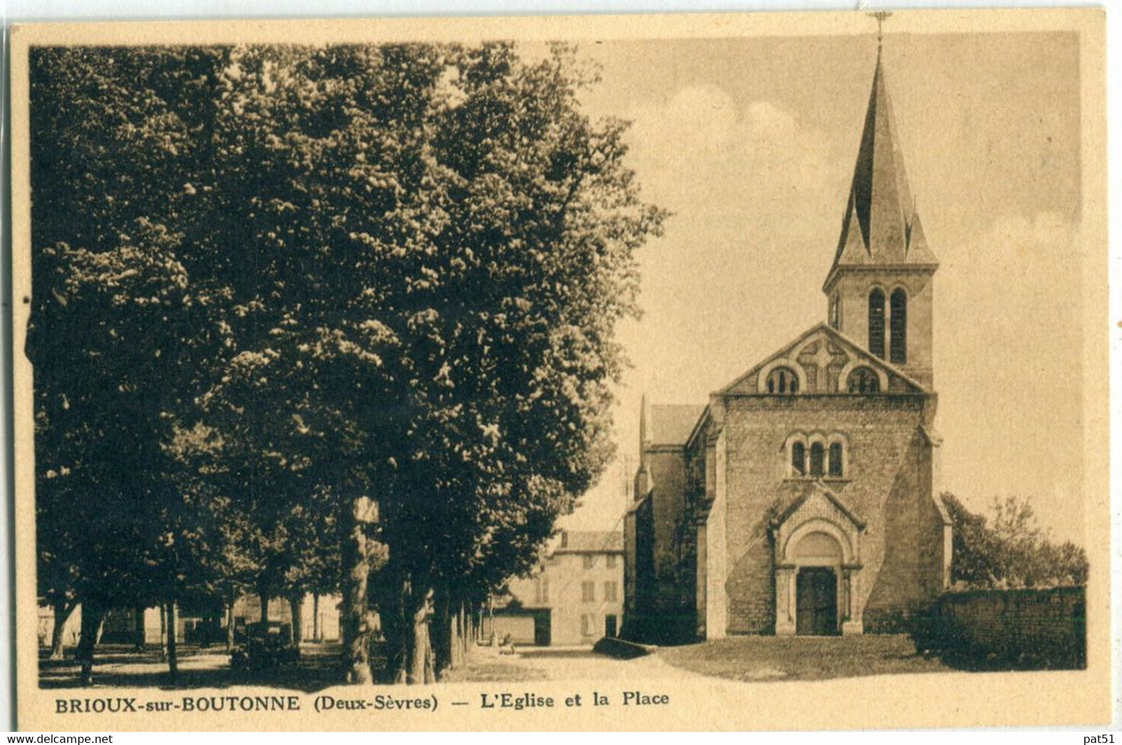 79 - Brioux Sur Boutonne : L' Eglise Et La Place - Brioux Sur Boutonne