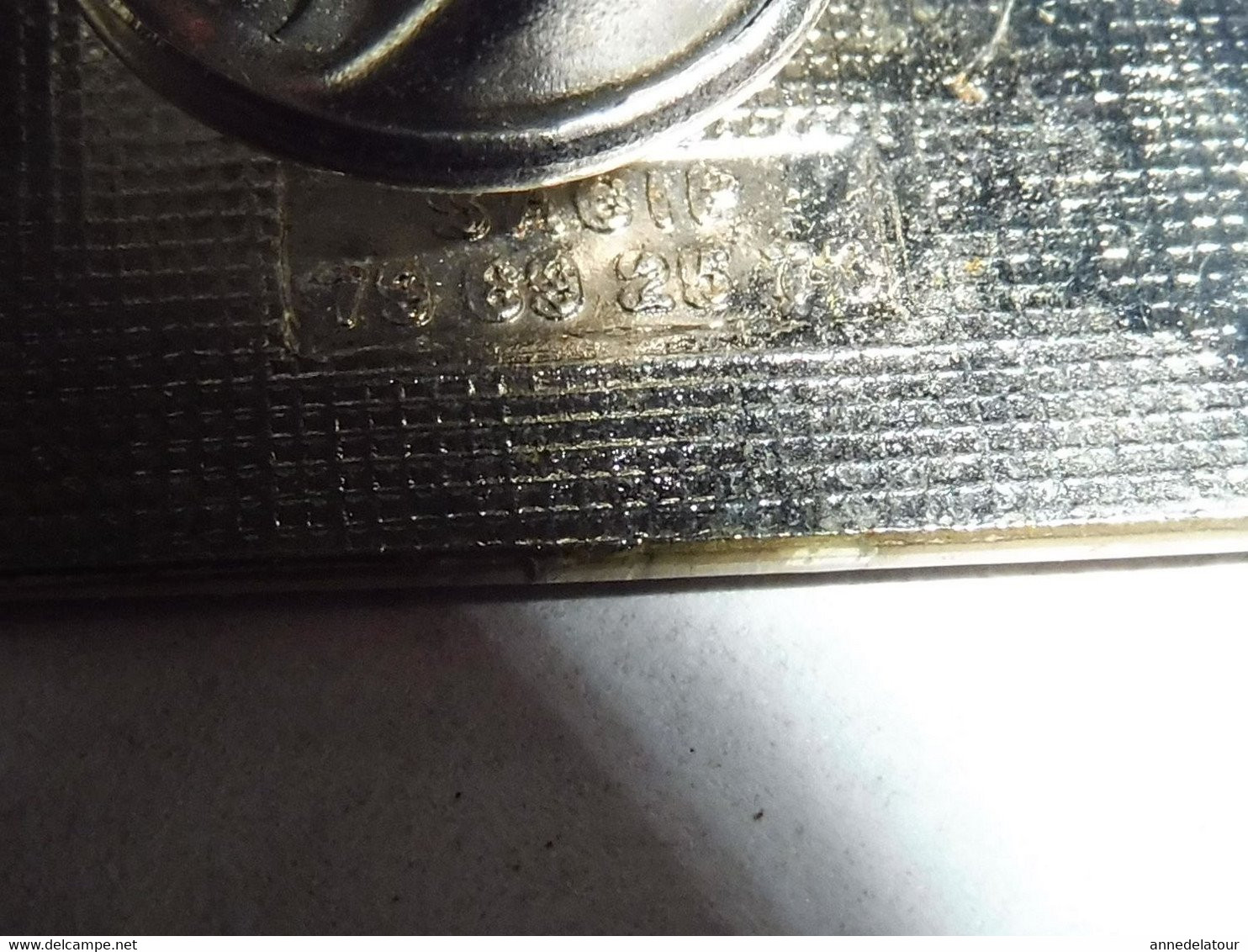 Pin's d'identification pour rallye concurent PELRAS COMPETITION  , identification gravée dans le métal , au dos  .