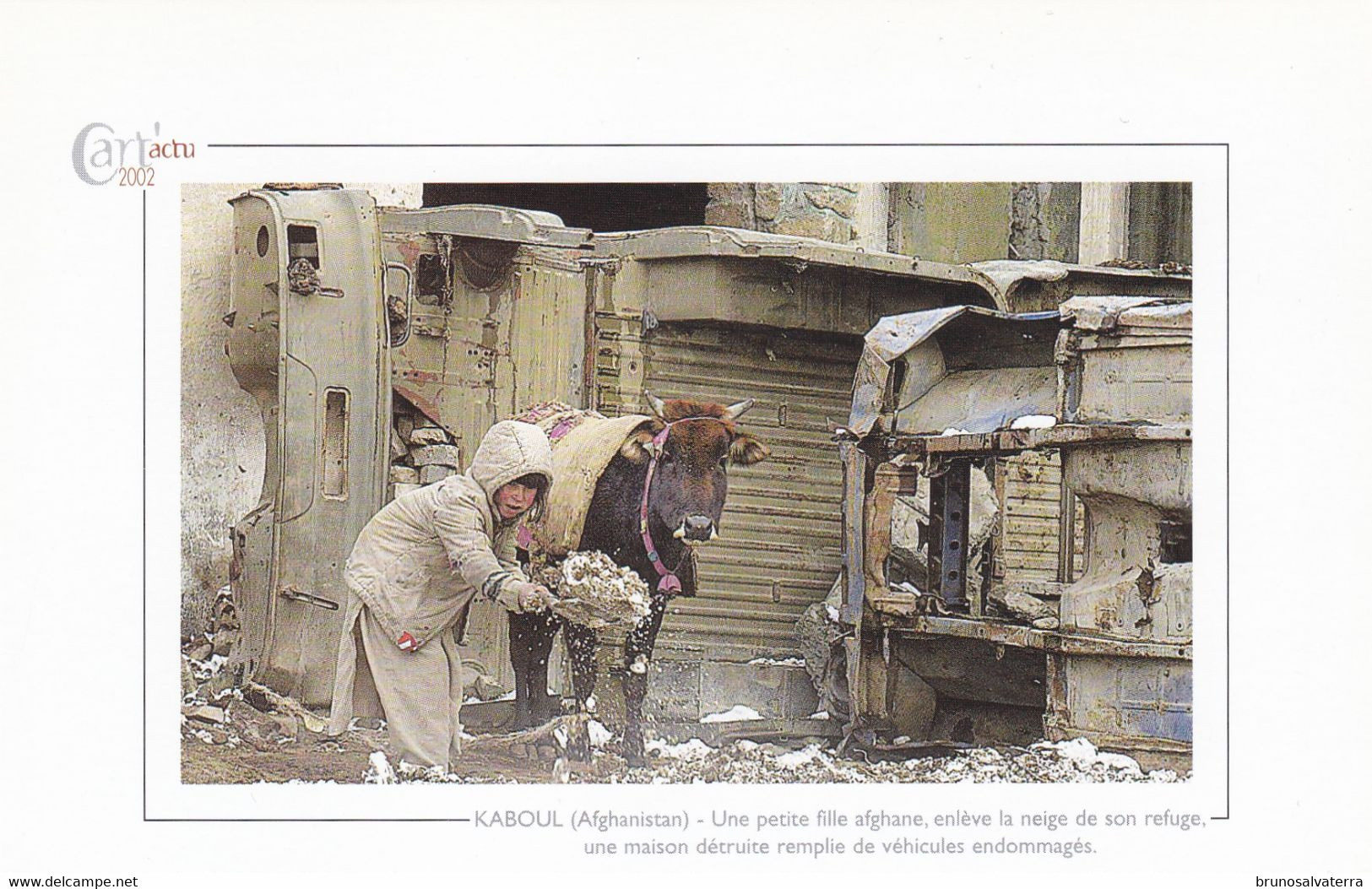 KABOUL - Une Petite Fille Afghane Enlève La Neige De Son Refuge... - Cart'actu 2002 N° 101 - Photo Jewel Samad - Afghanistan
