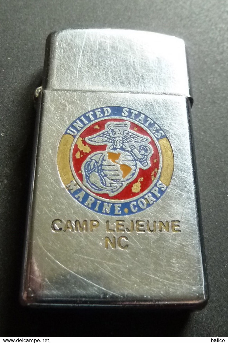 ZIPPO - U.S.S. CAMP LEJEUNE - MARINE CORPS - 1978 - Réf, 834 ( Charnière à Ressouder) - Zippo