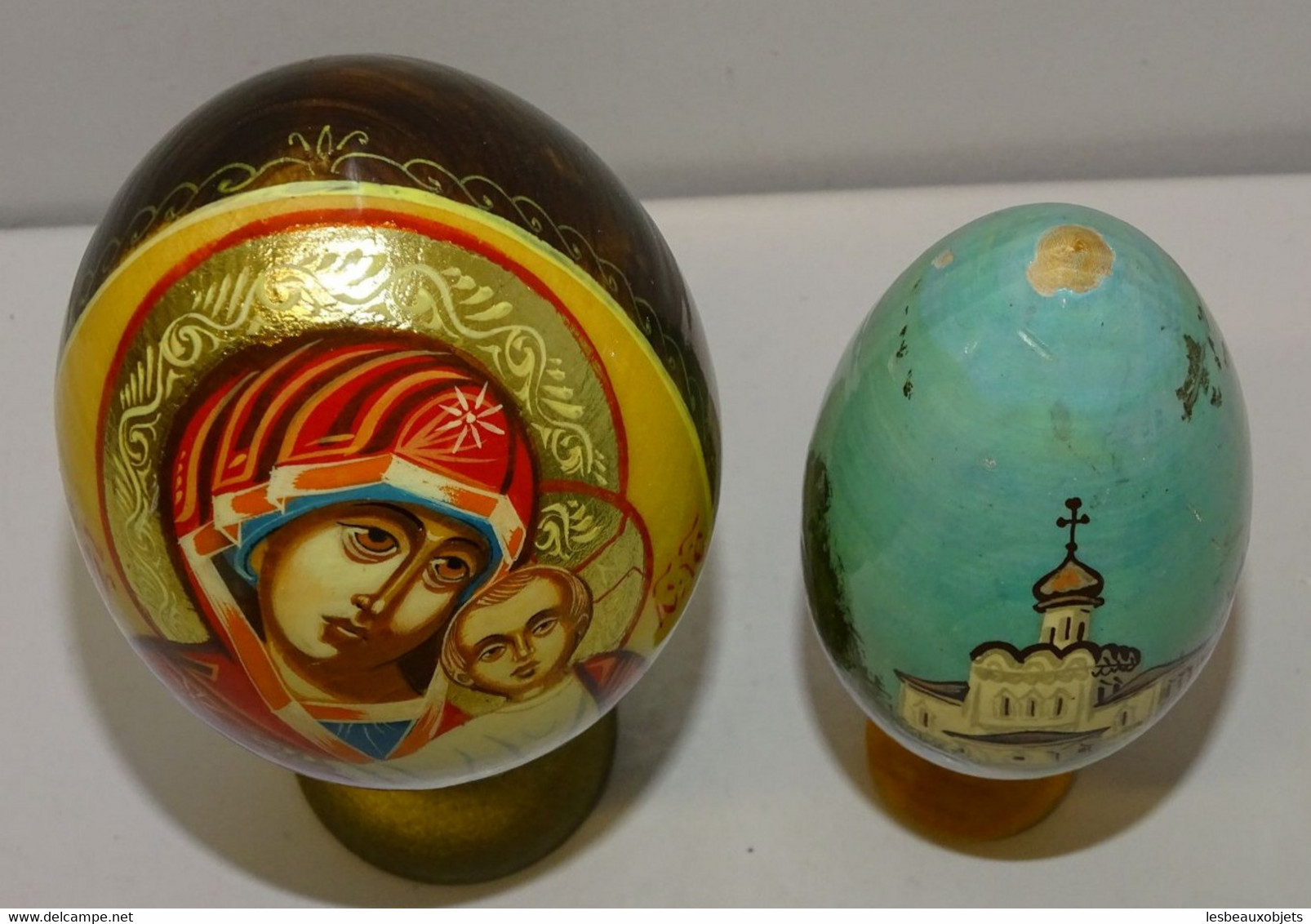 2 OEUFS RUSSES RUSSIE  BOIS PEINT VIERGE MARIE ICONE ORTHODOXE Signé VLADIMIRSKAYA Et 1 Avec 1 EGLISE Avec Socles - Eggs