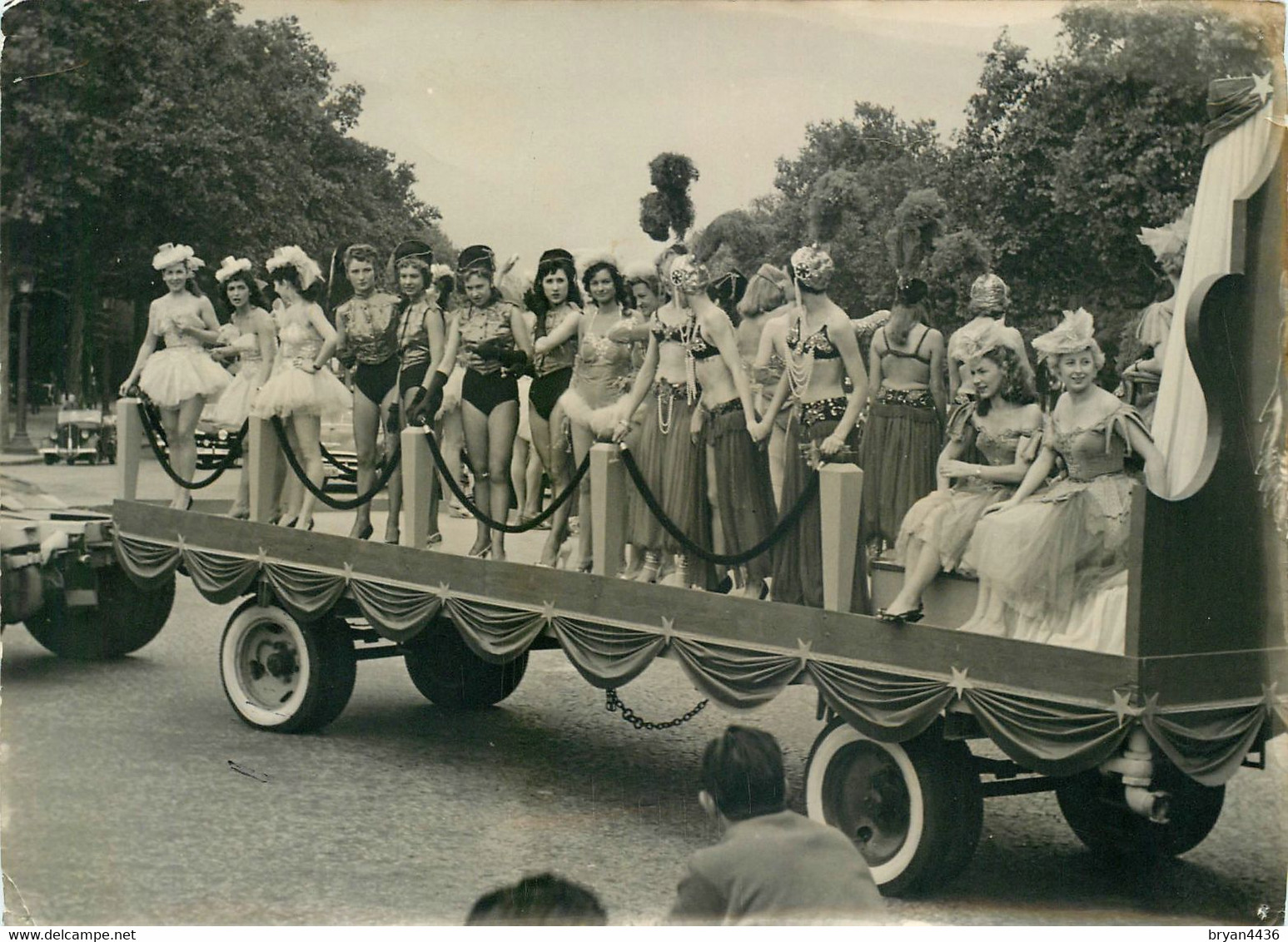 LE PLATEAU ROULANT DES BEAUTES - PIN UP PARISIENNES  - Bas Des CHAMPS ELYSEES - PHOTOGRAPHIE; INTERPRESS - (13 X 18 Cm) - Sin Clasificación