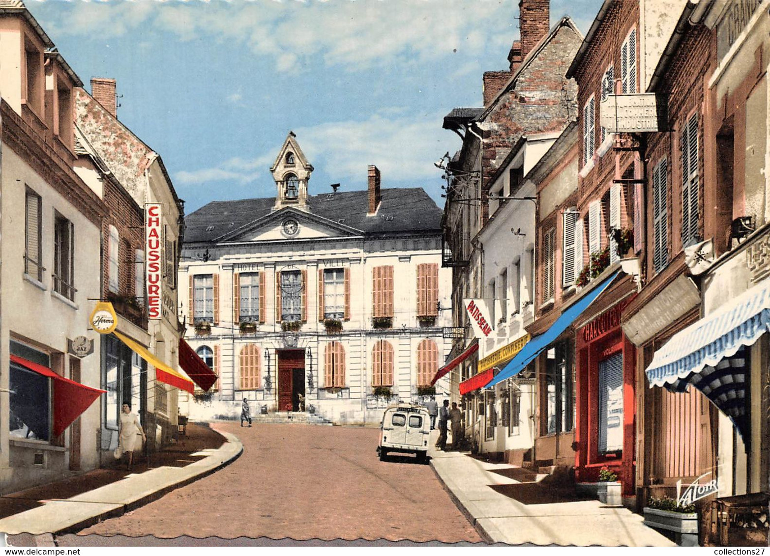 89-TOUCY- LA RUE PHILIPPE VERGER ET L'HÔTEL DE VILLE - Toucy