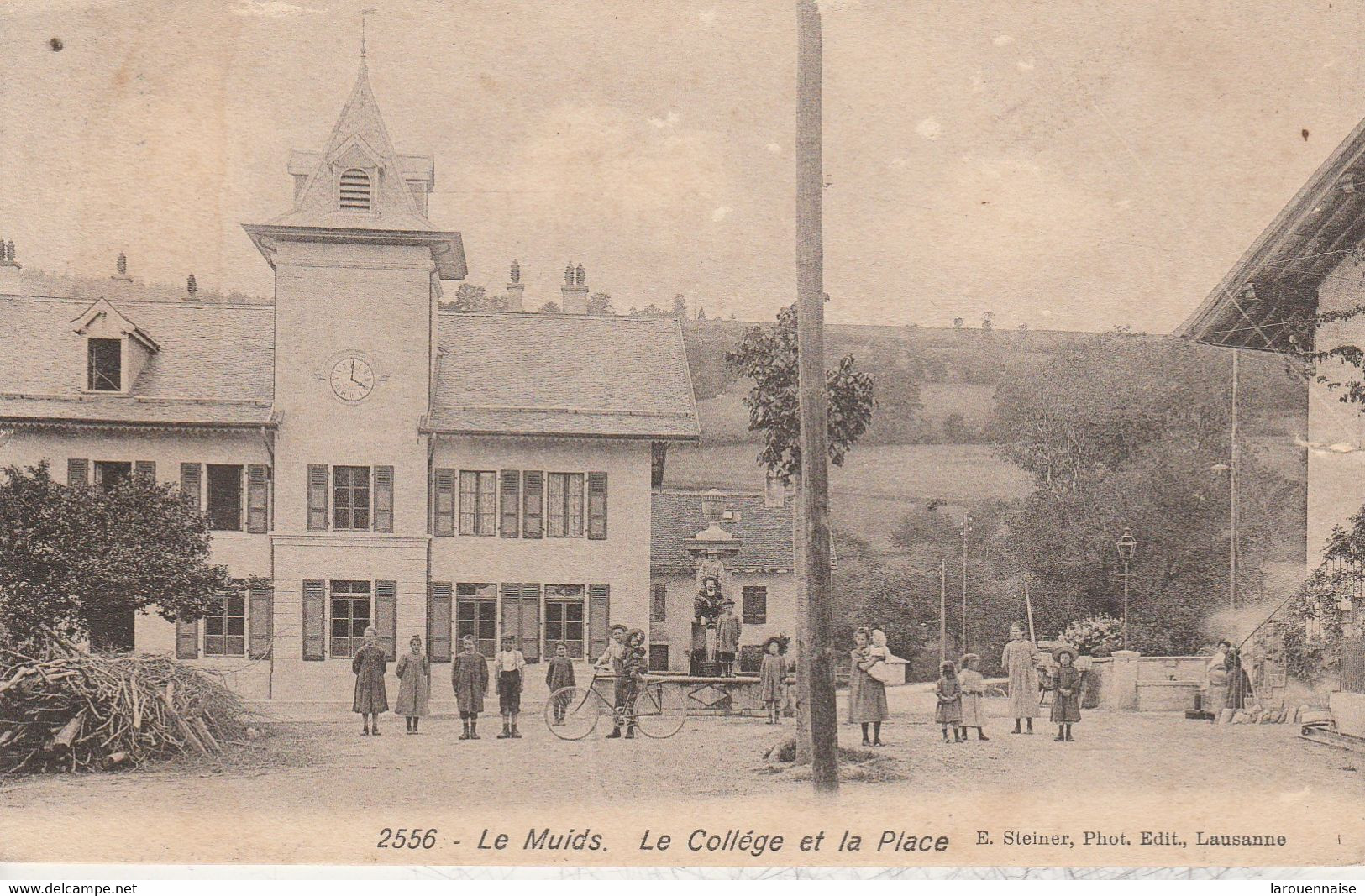 Suisse - ARZIER LE  MUIDS  - Le Collège Et La Place - Arzier-Le Muids