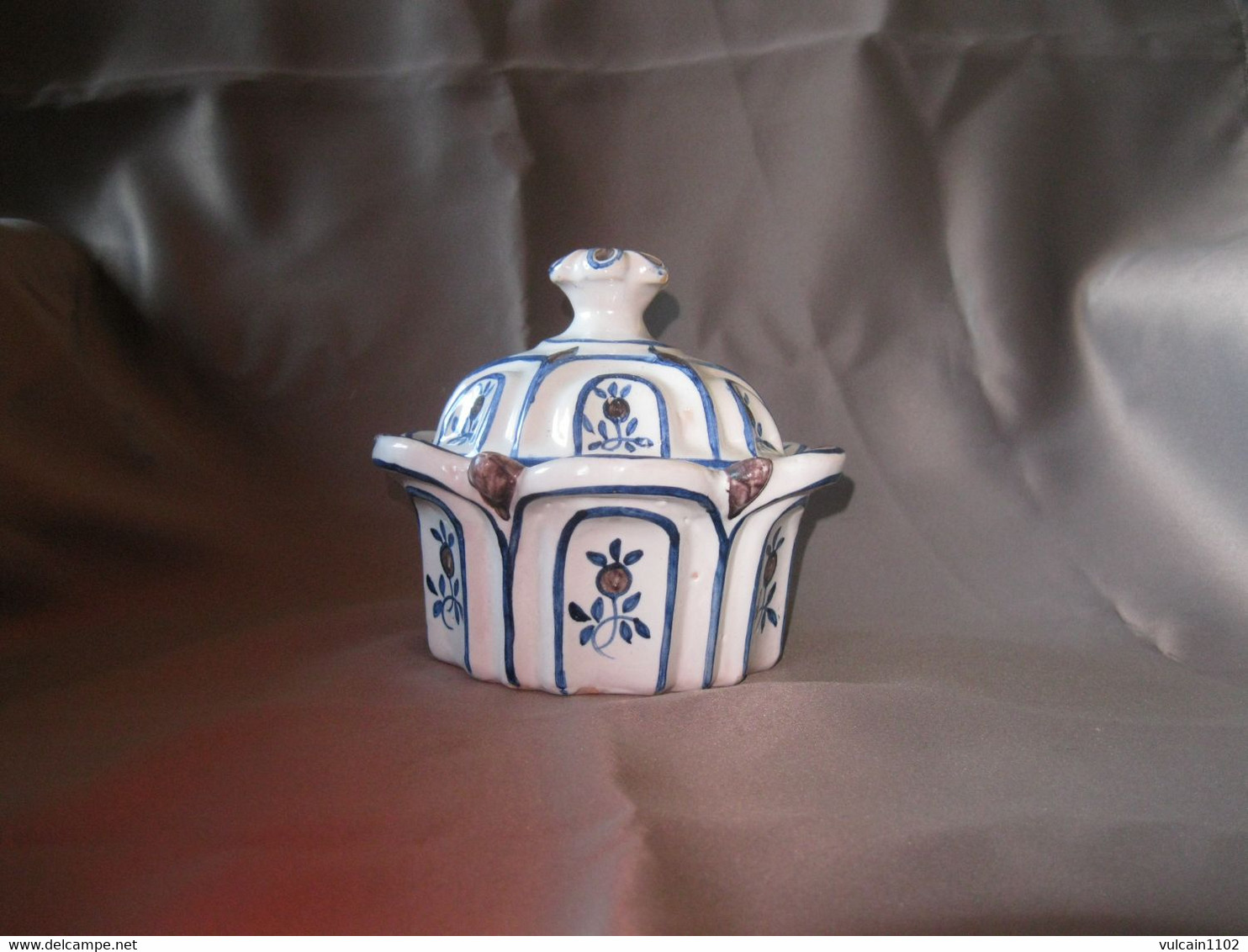 POT COUVERT (MIELLIER CONFITURIER SUCRIER BONBONNIERE) EN FAIENCE SIGNÉE GM - Moustiers (FRA)