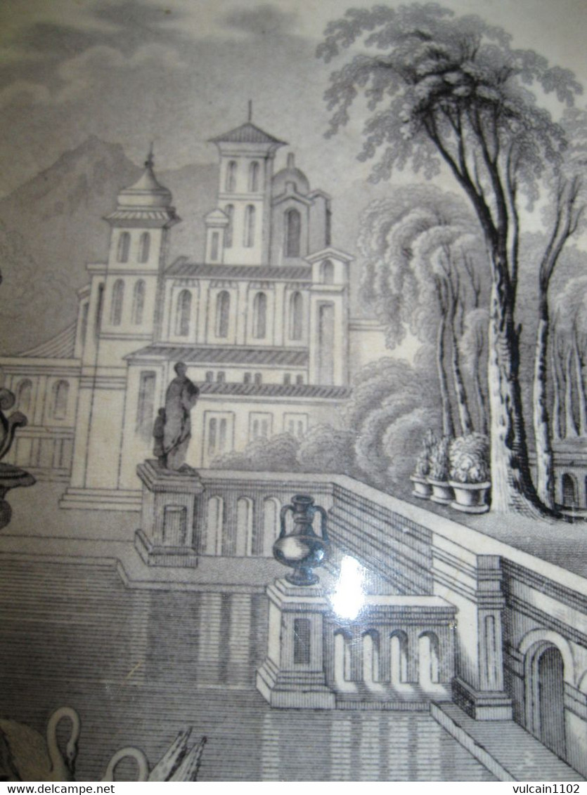 ANCIEN GRAND ET LARGE PLAT EN PORCELAINE OPAQUE THOMAS FELL & CO DECOR CASTEL CYGNES ET FONTAINE