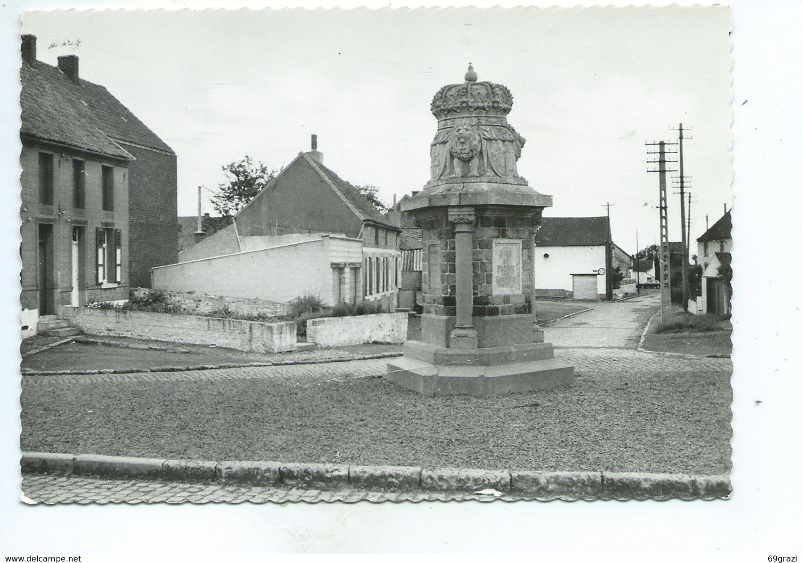 Quévy Le Grand Monument Aux Morts Rue De La Fontaine ( Carte Ayant Voyagé ) - Quévy