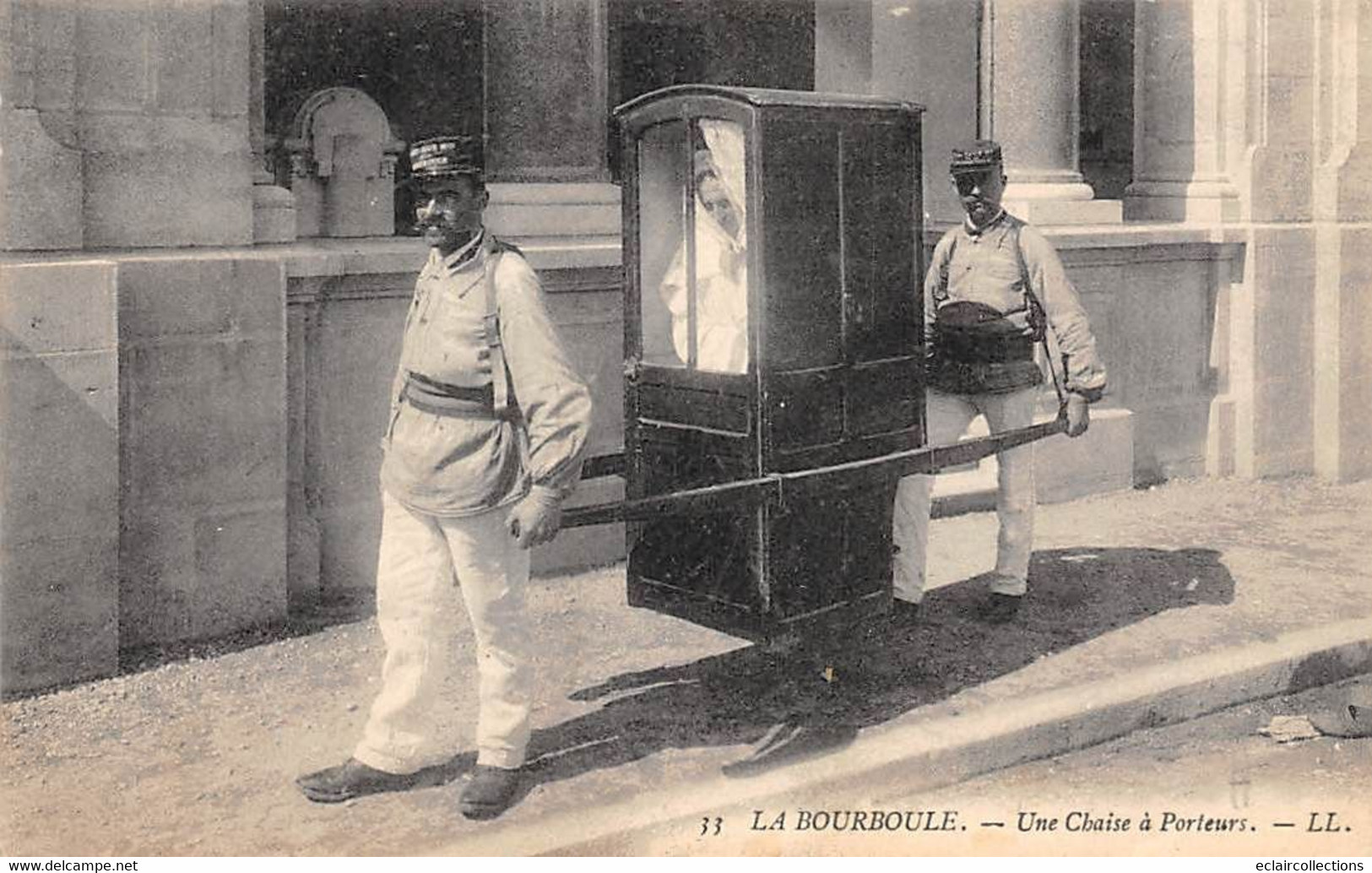 La Bourboule       63      Thermalisme.   Une Chaise A Porteurs        (voir Scan) - La Bourboule