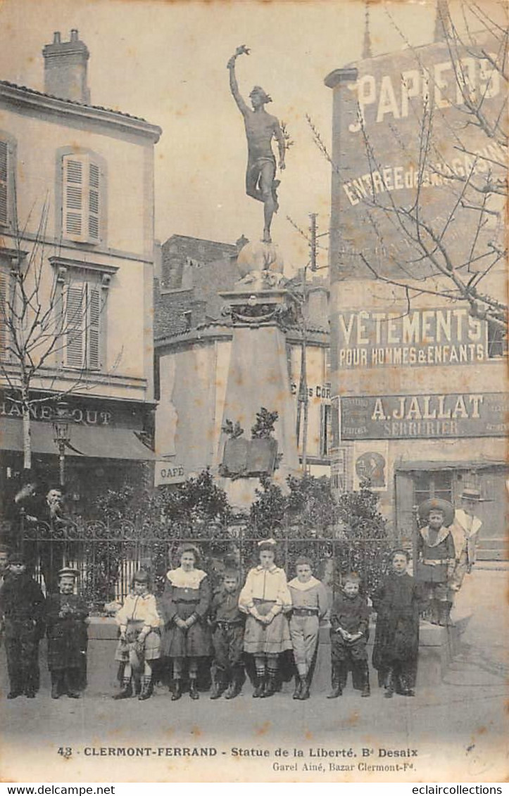 Clermont-Ferrand      63        Un Groupe Devant La Statue De La Liberté. Bd Desaix     (voir Scan) - Clermont Ferrand