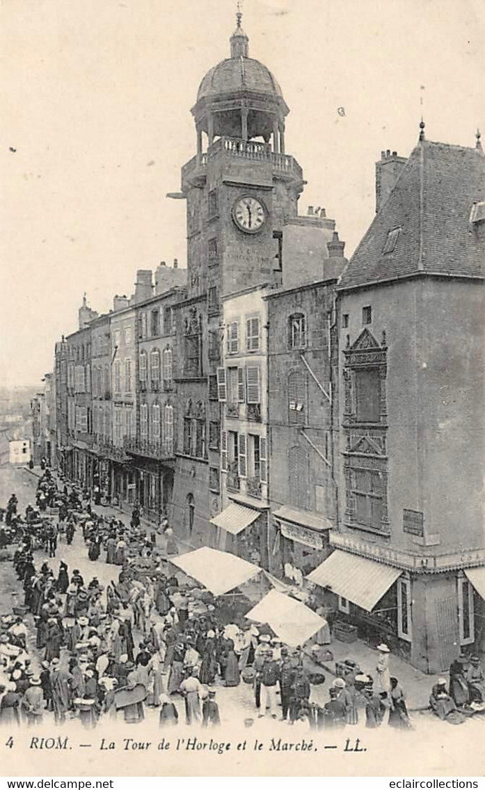 Riom        63           La Tour De L'Horloge Et Le Marché . LL 4    (voir Scan) - Riom