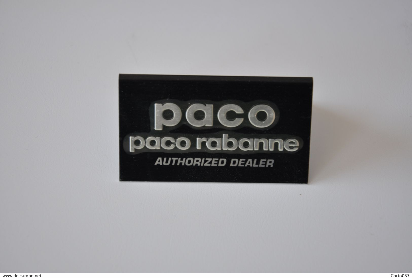 Plaque En Métal Revendeur 'Paco Rabanne' - Plaques émaillées (après 1960)