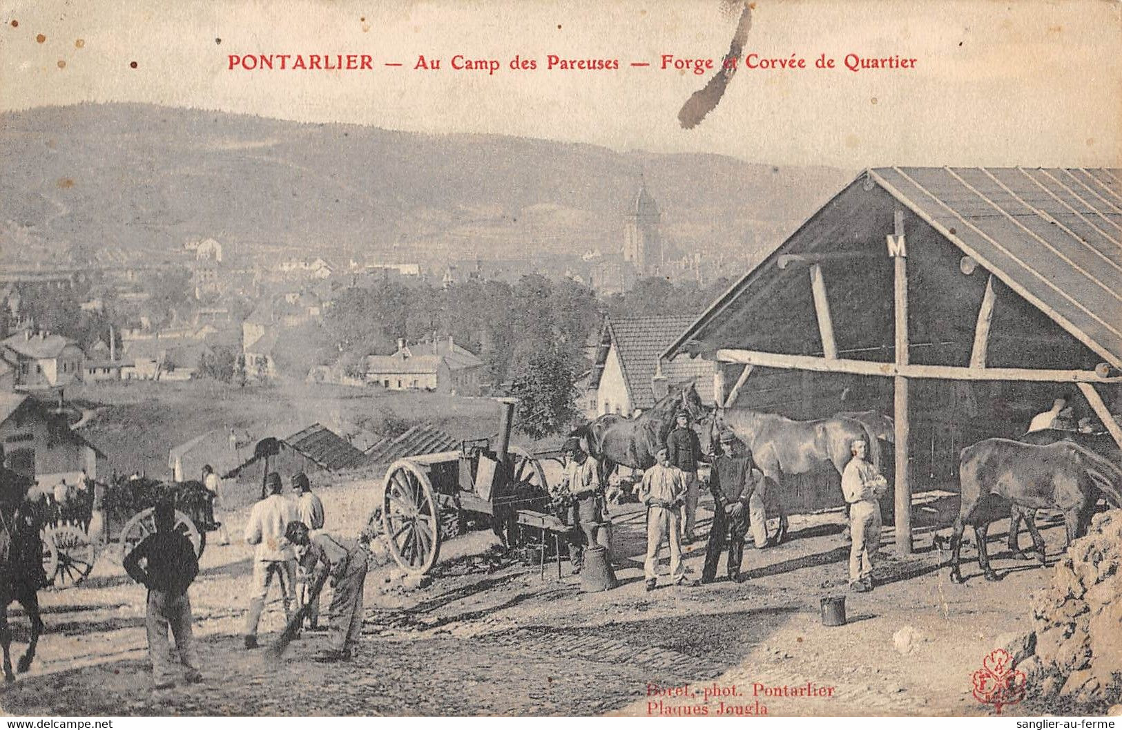 CPA 25 PONTARLIER AU CAMP DES PAREUSES FORGE ET CORVEE DE QUARTIER - Pontarlier