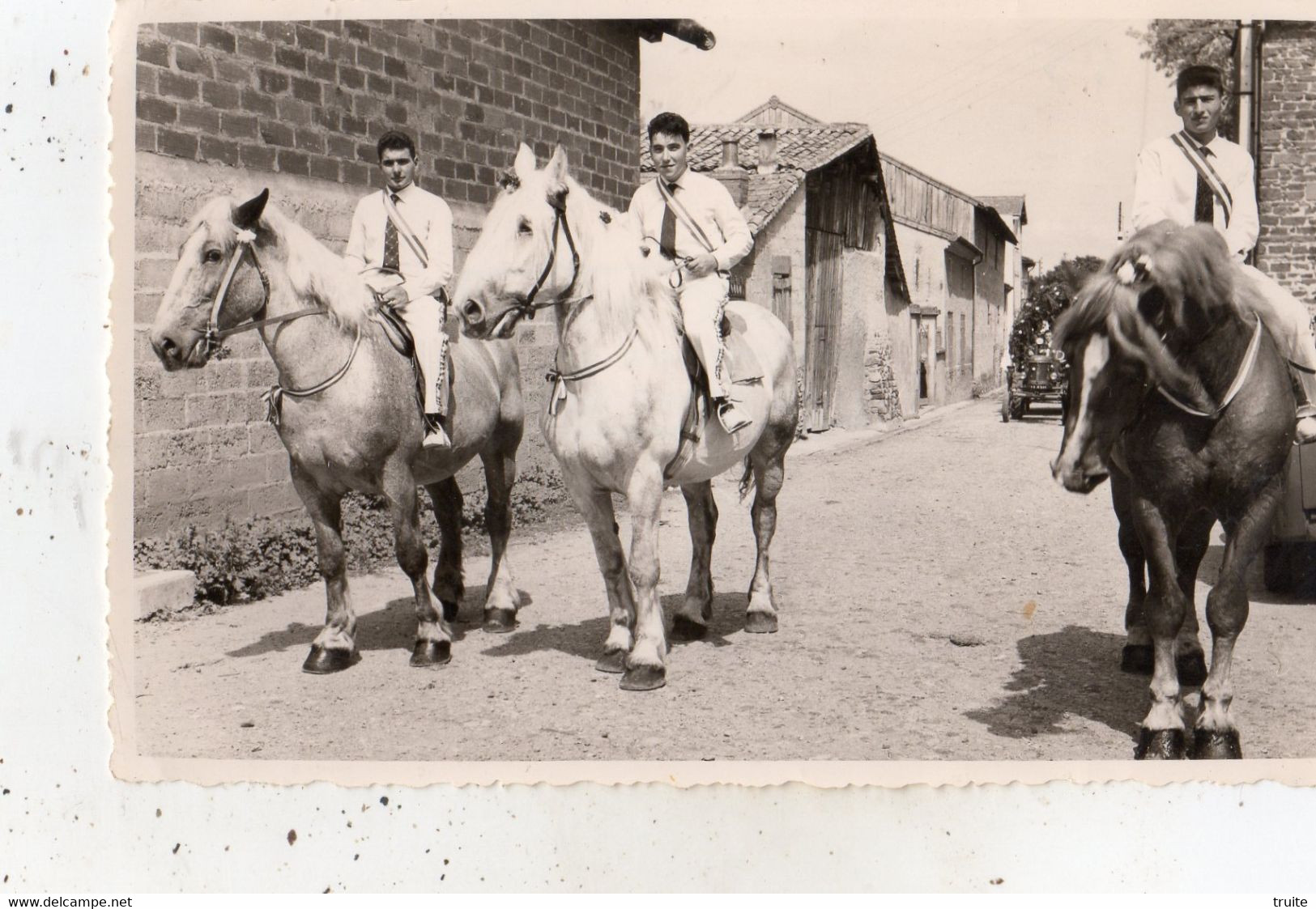 ENNEZAT UN JOUR DE CAVALCADE (PHOTOGRAPHIE) - Ennezat