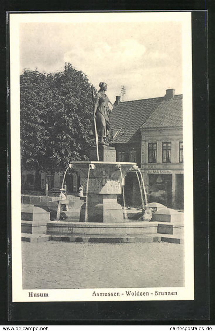 AK Husum, Friesin Auf Dem Asmussen-Woldsen-Brunnen - Husum