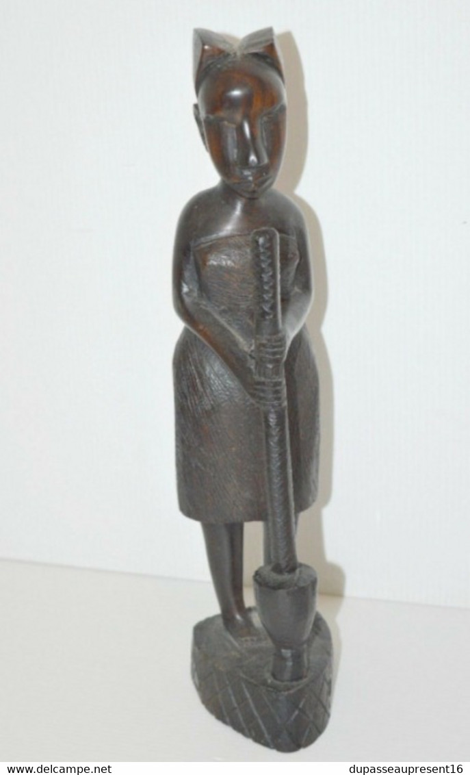 STATUETTE BOIS Foncé Sculpté FEMME AFRICAINE Pilant Le MIL OBJET ETHNIQUE ANCIEN COLLECTION DECO VITRINE - Hout