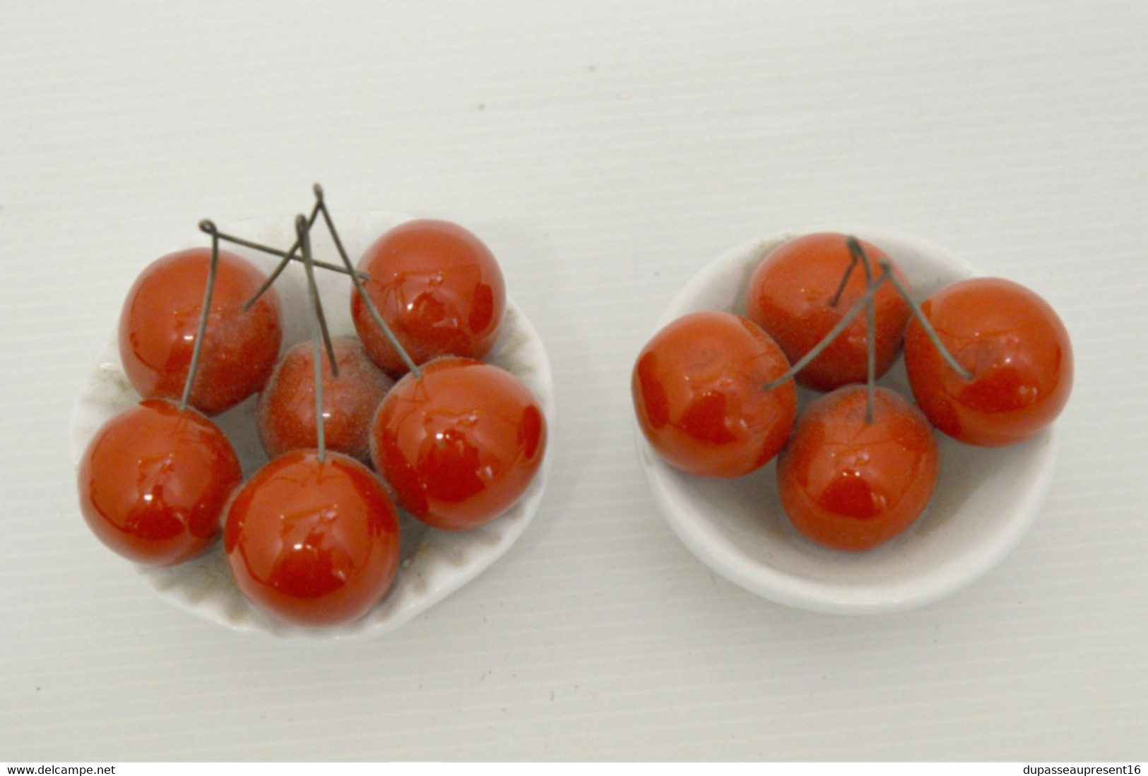 2 ANCIENS PETITS POTS Avec CERISES En CERAMIQUE CAPODIMONTE Déco TABLE VITRINE - Capodimonte (ITA)