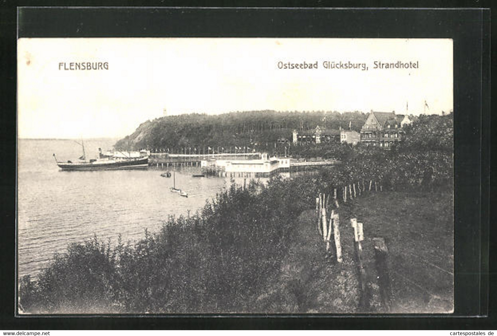 AK Flensburg-Glücksburg, Dampfer Am Strandhotel - Gluecksburg