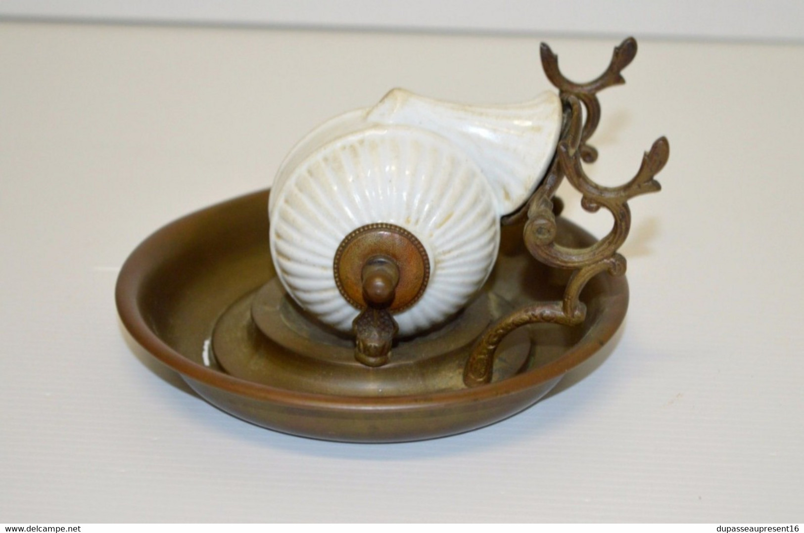 BEL ENCRIER A BASCULE SIPHOIDE ESCARGOT XIXe Porcelaine Blanche Coupelle Laiton Collection Vitrine - Inktpotten