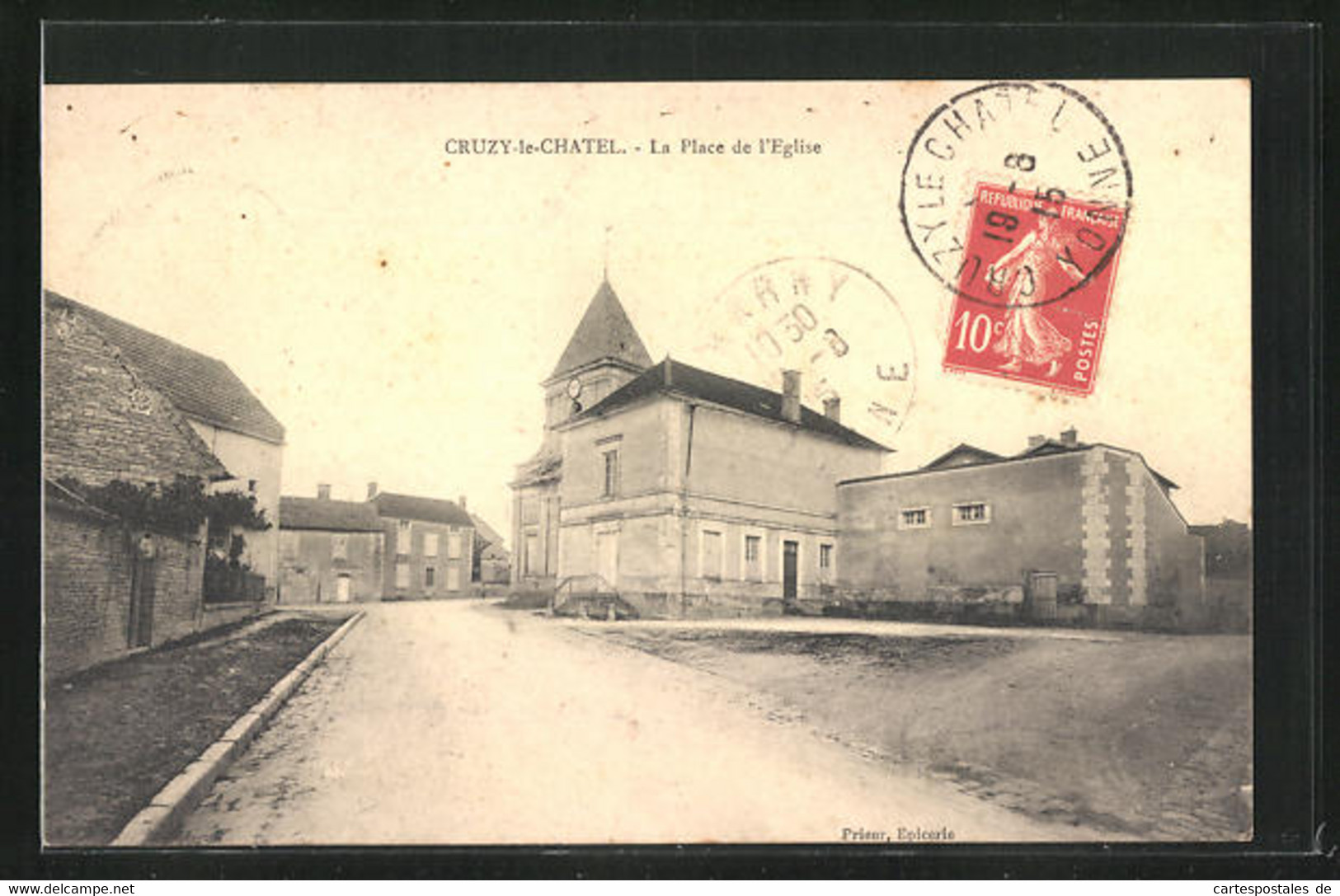 CPA Cruzy-le-Chatel, La Place De L`Eglise - Cruzy Le Chatel